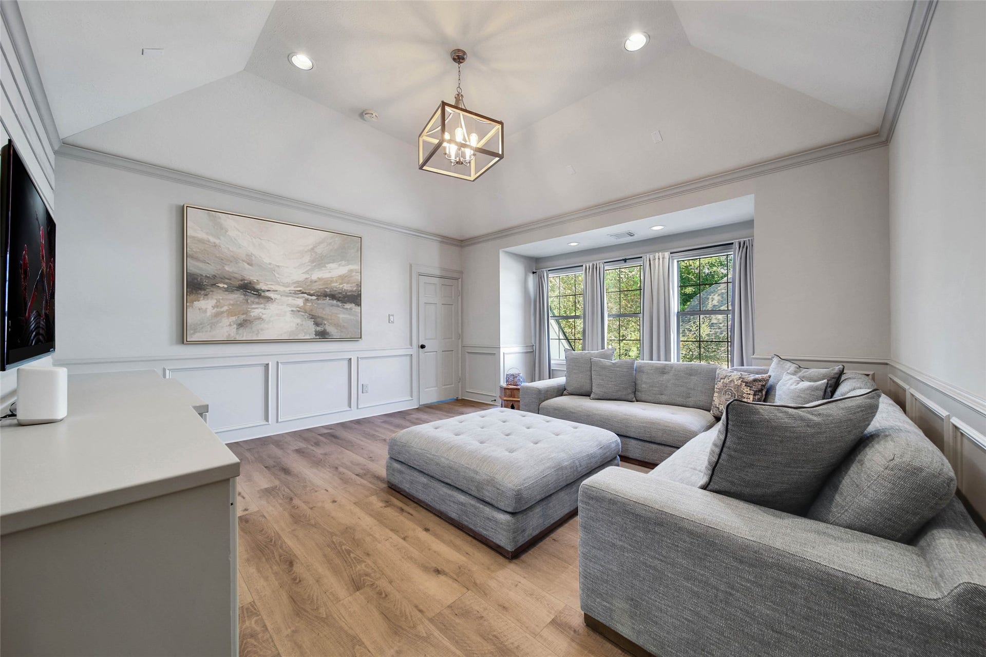 39 W Old Sterling Circle, The Woodlands, TX 77382 Elevate your leisure time in this inviting game room, featuring ample natural light and cozy seating for ultimate relaxation and entertainment.