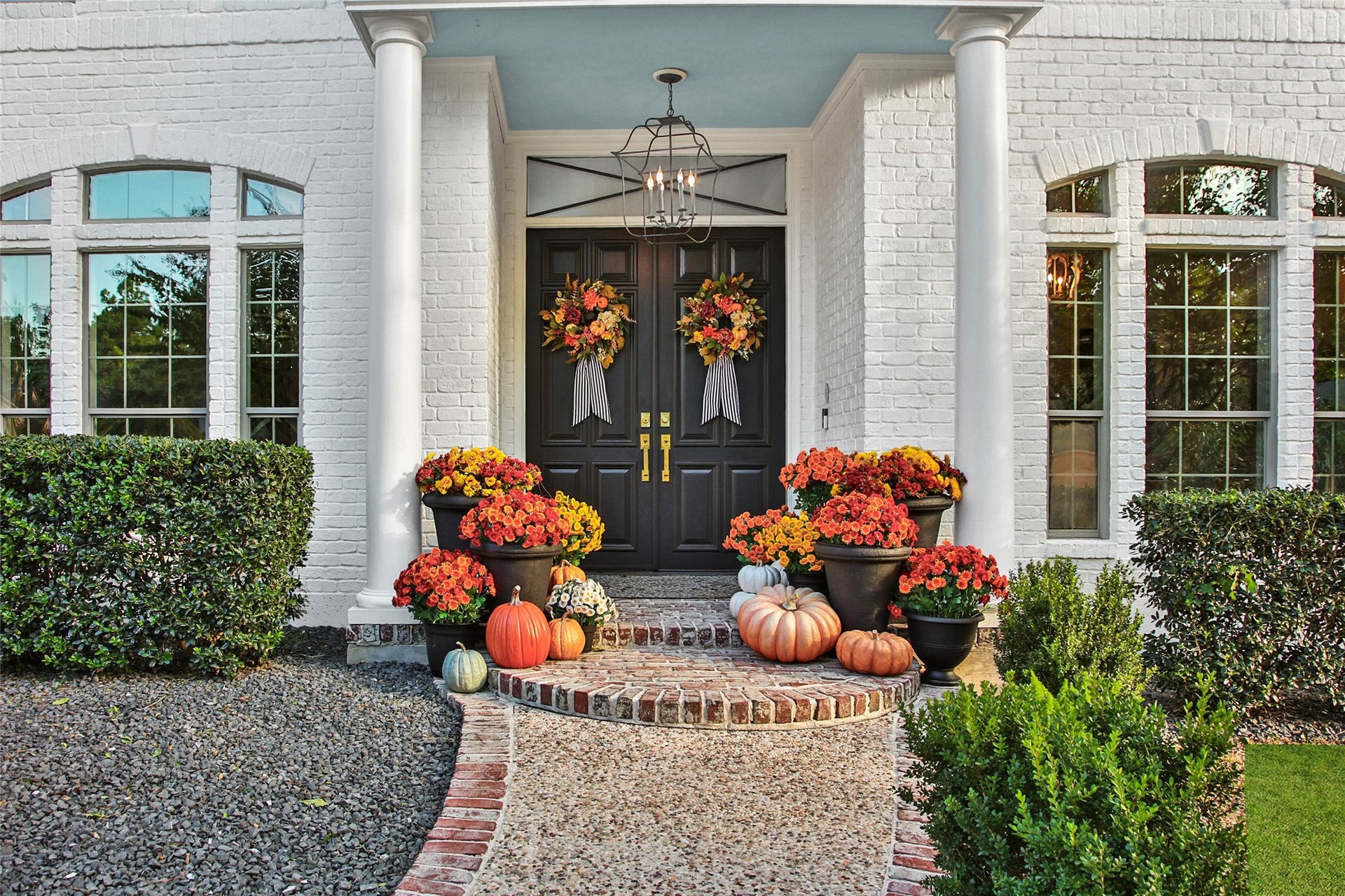 39 W Old Sterling Circle, The Woodlands, TX 77382 Grand double door entry welcomes you to this charming Southern-style custom home.