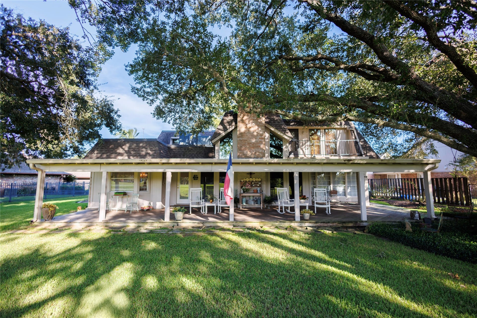 3702 POINT CLEAR Drive, Missouri City, TX 77459 This peaceful,serene setting could be yours!