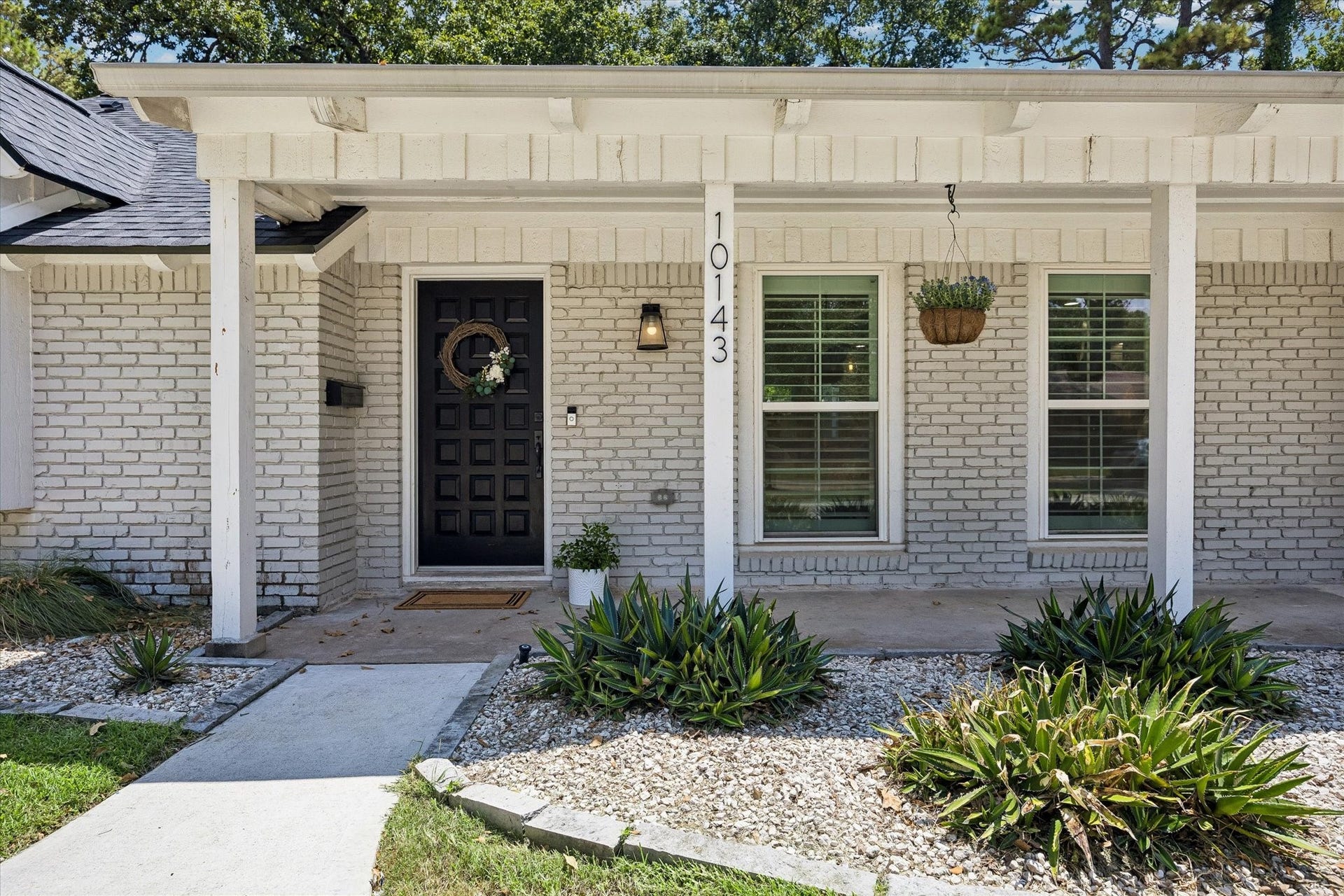 10143 Whiteside, Houston, TX 77043 Beautifully remodeled one-story ranch-style home is nestled in the heart of Royal Oaks!