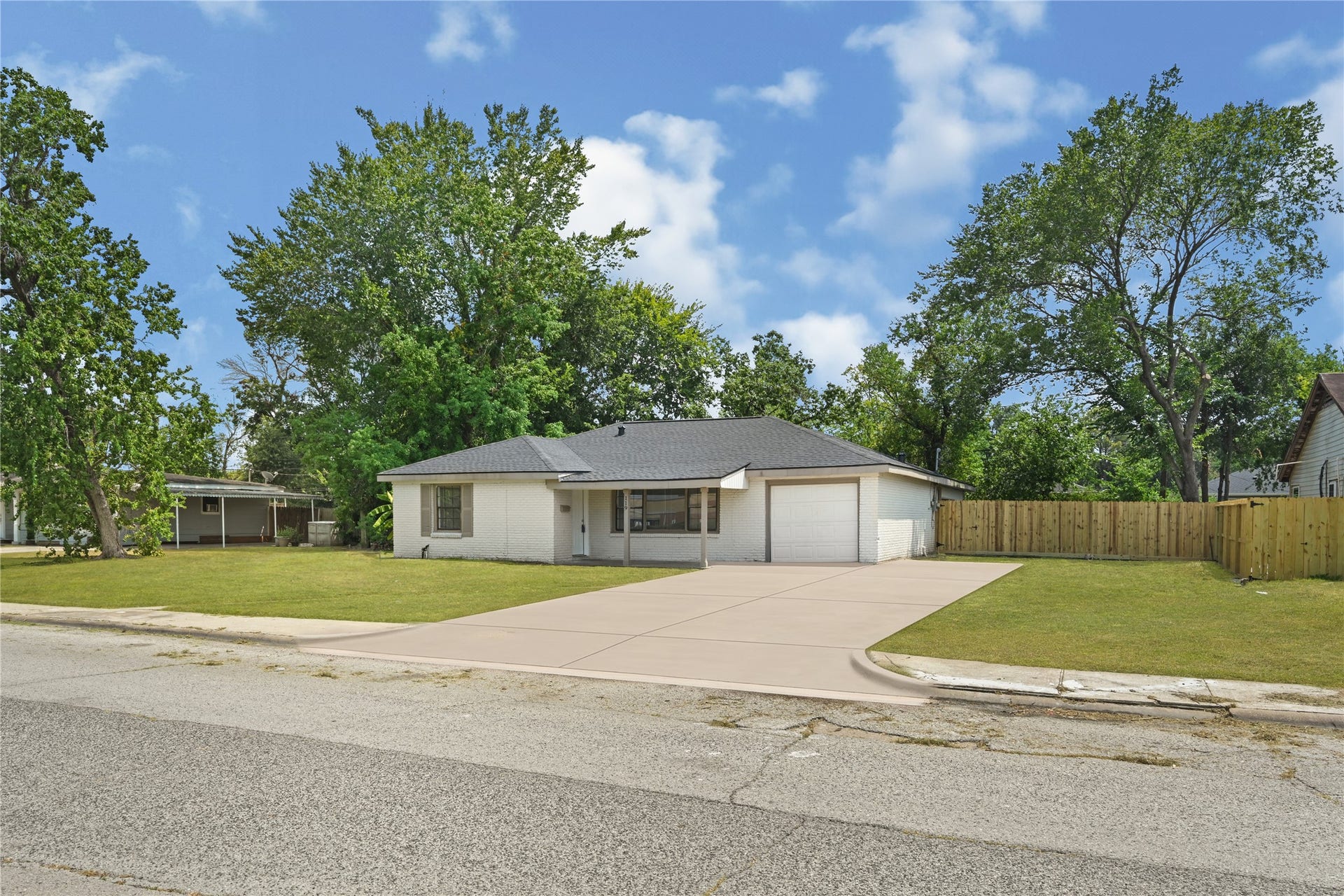 119 West Avenue, Pasadena, TX 77502 One car attached garage with double