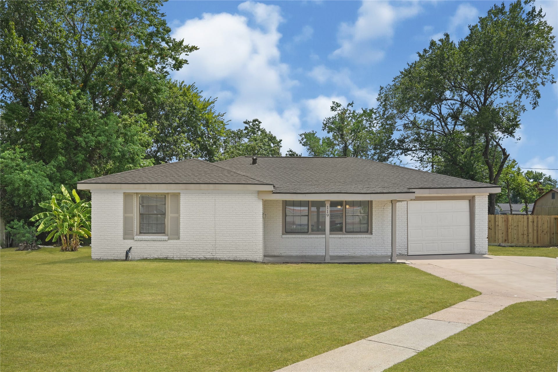 119 West Avenue, Pasadena, TX 77502 Home has great curb appeal