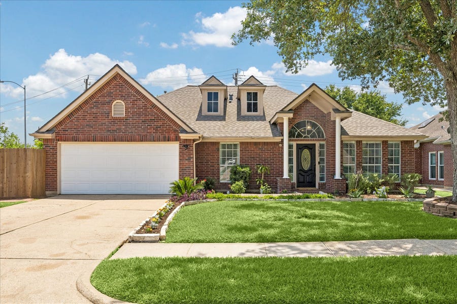 Property photo for 1602 Oak Place Court, Pearland, TX