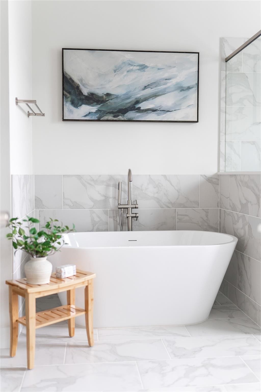 5518 Wheatley Street, #B, Houston, TX 77091 Freestanding soaking tub in the primary bathroom