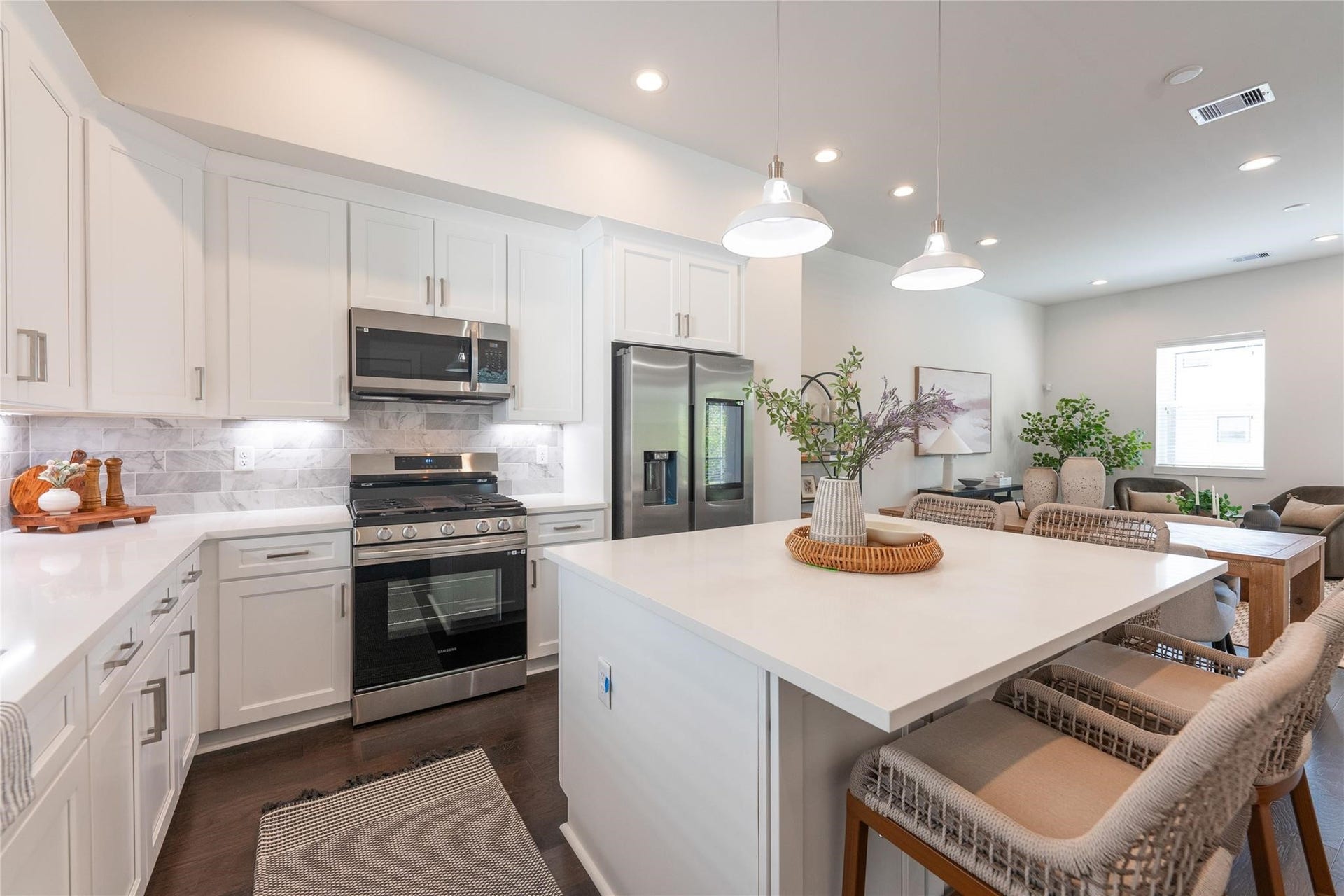 5518 Wheatley Street, #B, Houston, TX 77091 Gourmet kitchen with quartz countertops and center island