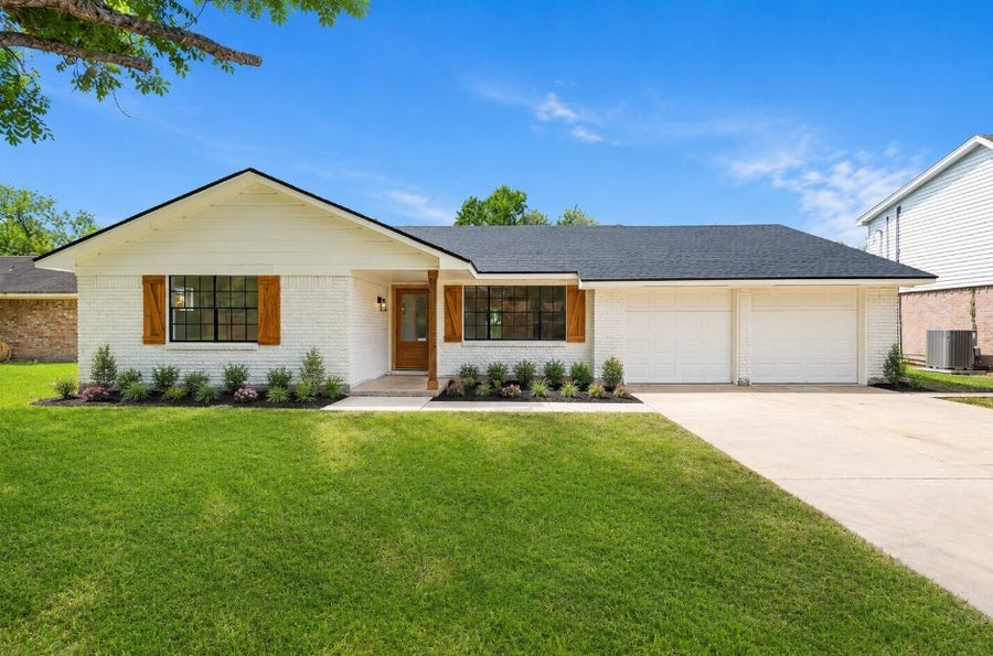 Property photo for 104 Oriole Lane, Angleton, TX