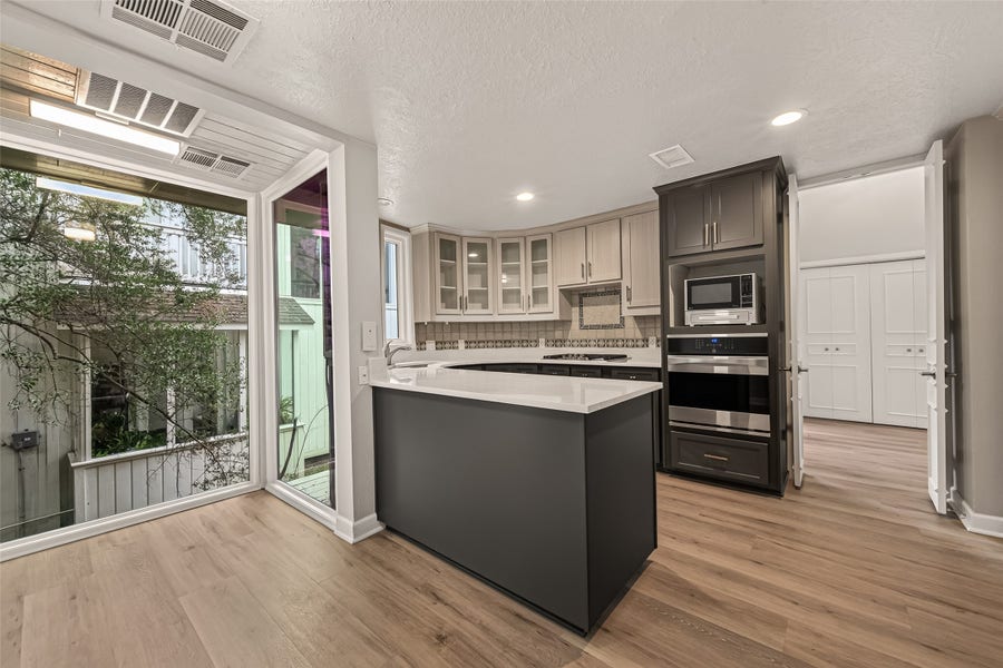 Property photo for 94 Sugarberry Circle, Houston, TX