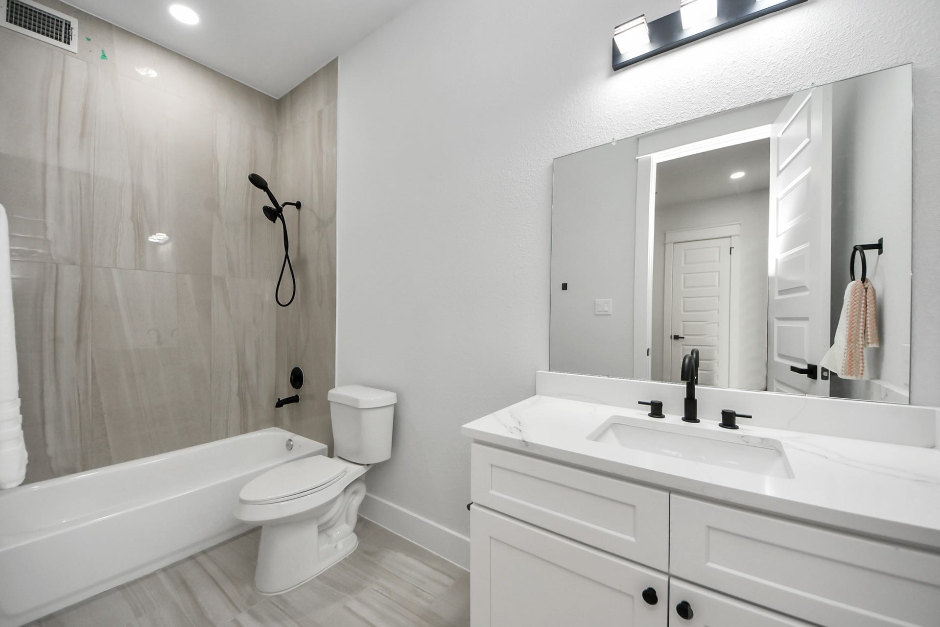 Secondary En-suite Bathroom (Unit A & B)