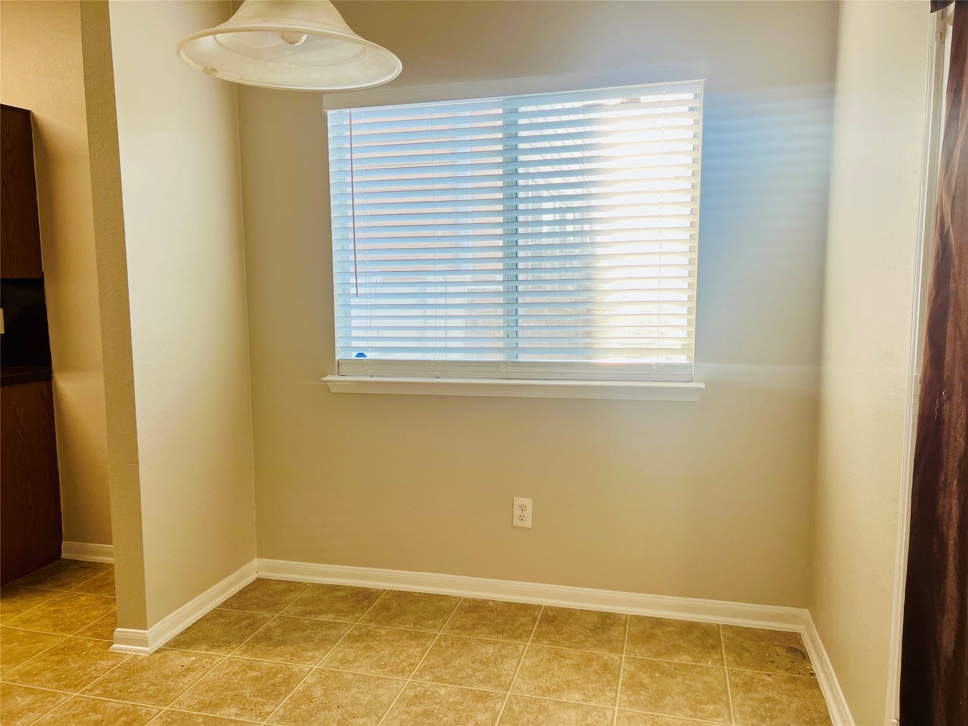 1721 Claremont Garden Circle, Houston, TX 77047 Bright, cozy nook featuring a large window with blinds, perfect for a breakfast area or reading corner.