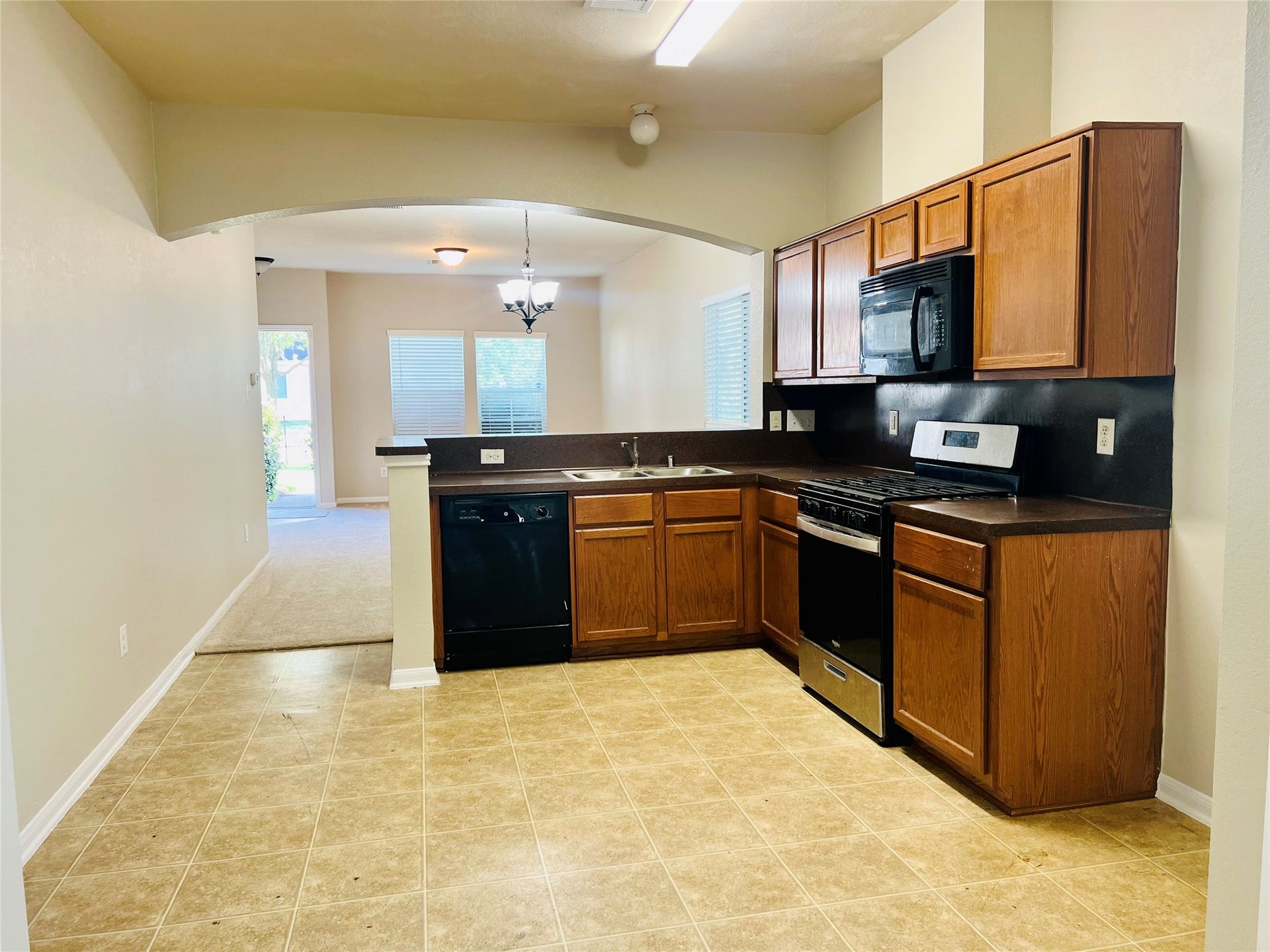 1721 Claremont Garden Circle, Houston, TX 77047 Spacious kitchen with modern appliances, ample cabinet space, and an open layout leading to a bright dining area.