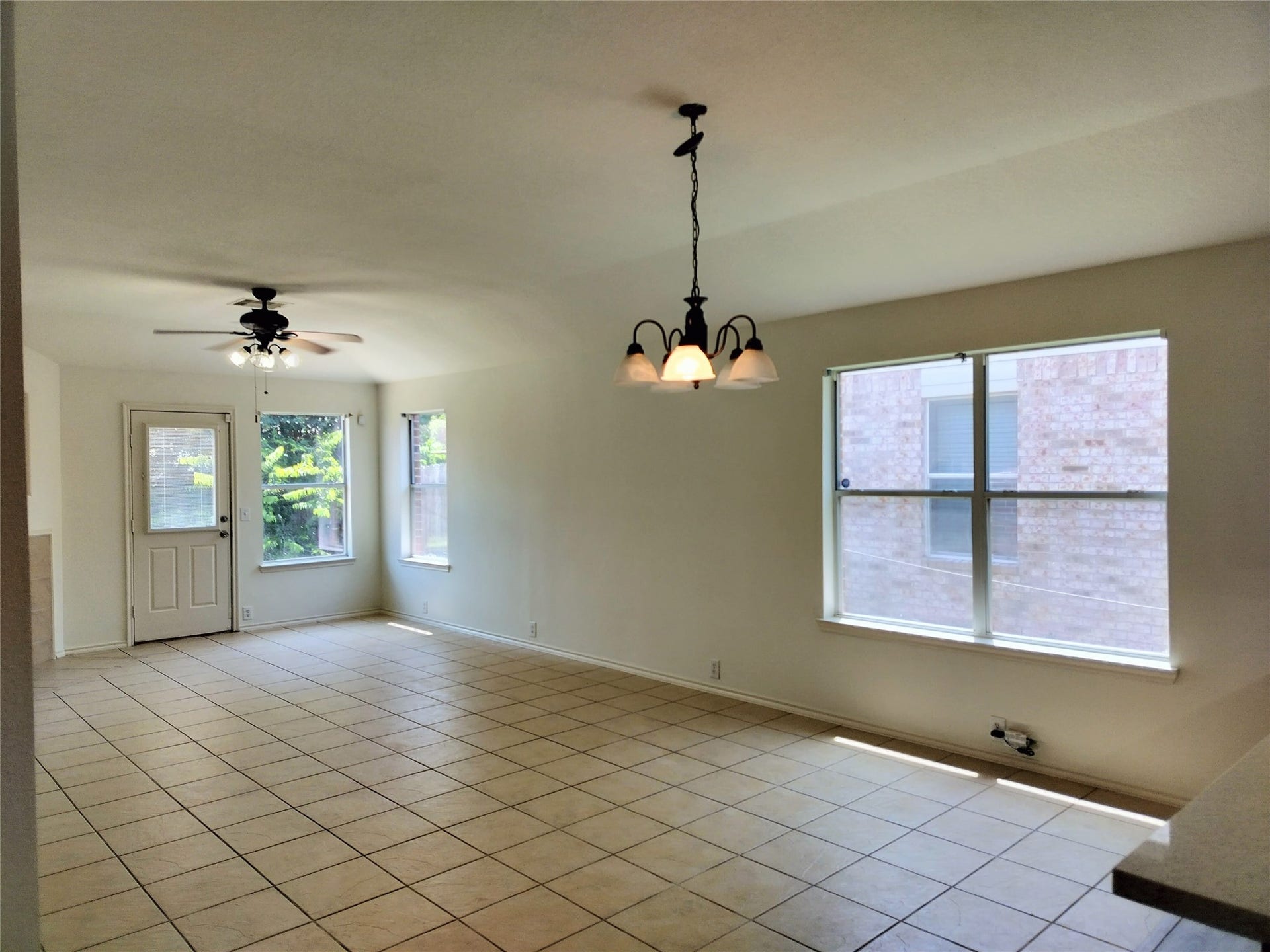 20123 Larkspur Landing Landing, Richmond, TX 77407 Large tiled living area