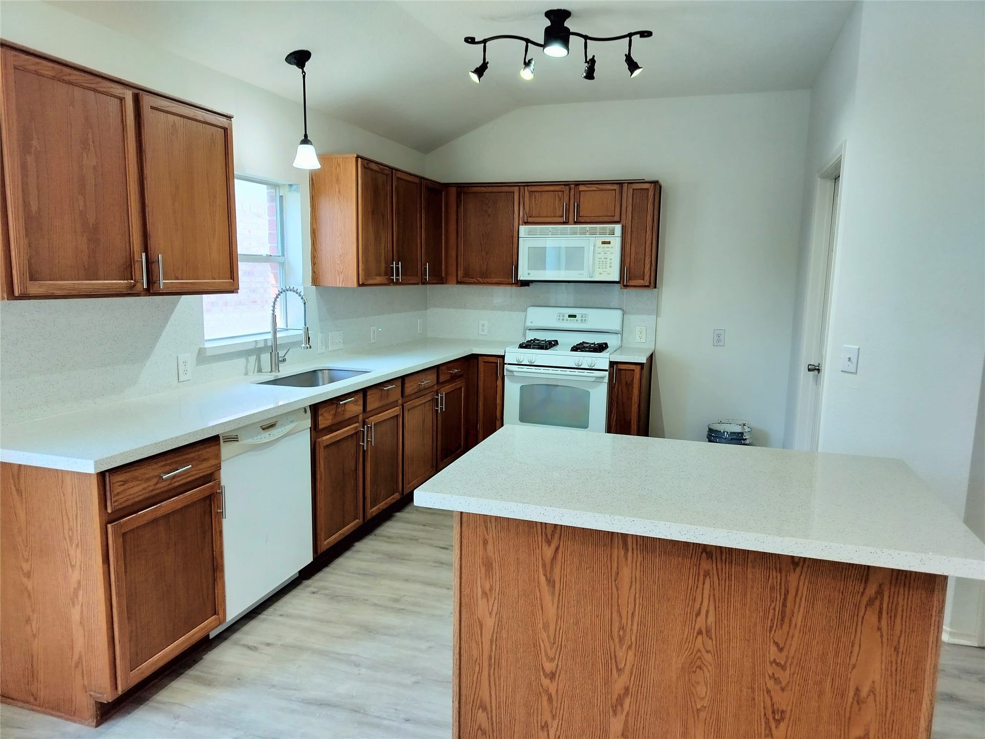 20123 Larkspur Landing Landing, Richmond, TX 77407 Spacious kitchen with brand new Quartz countertops!
