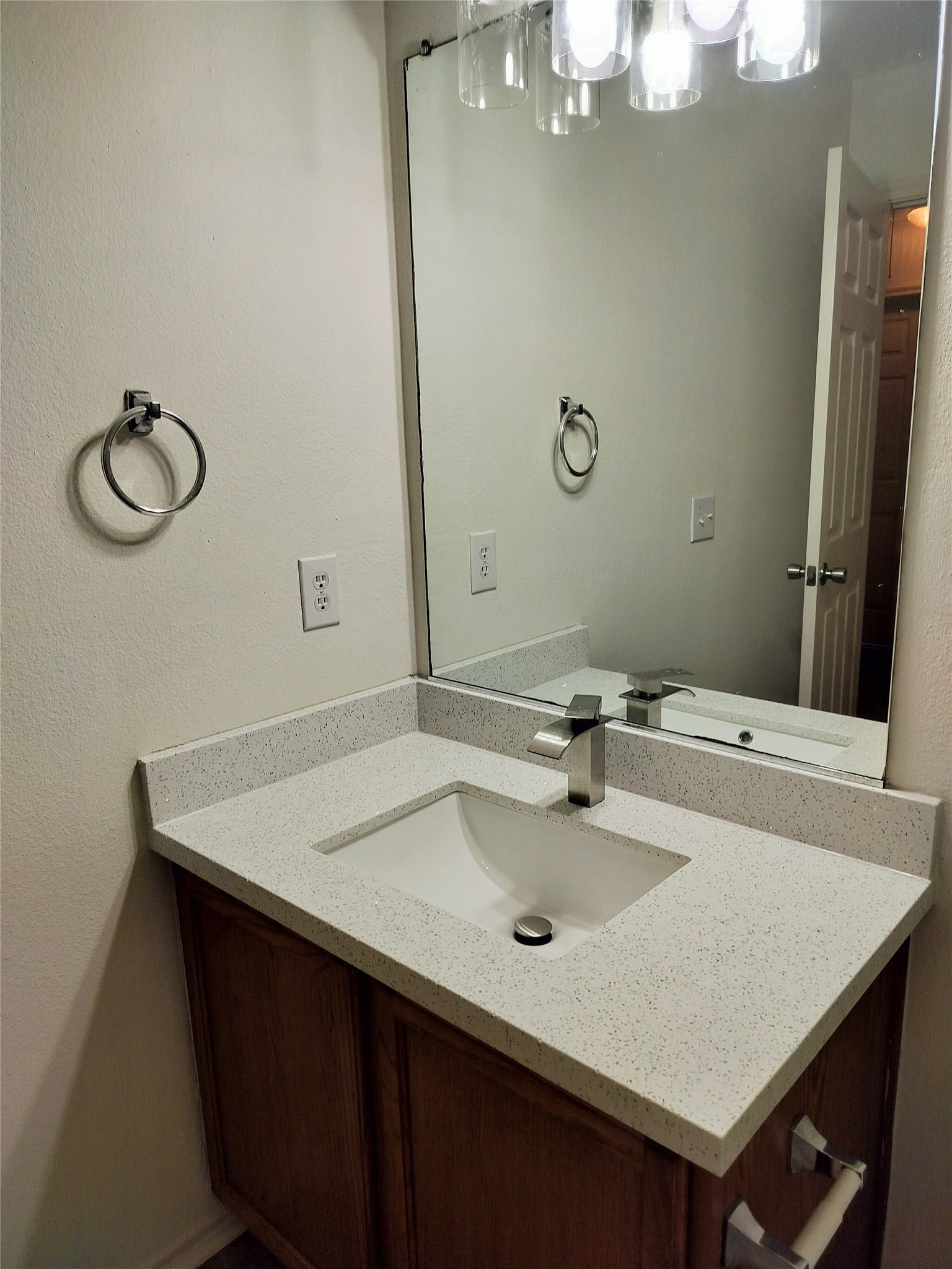 20123 Larkspur Landing Landing, Richmond, TX 77407 Secondary full bath with new sink and faucts in the sink and shower