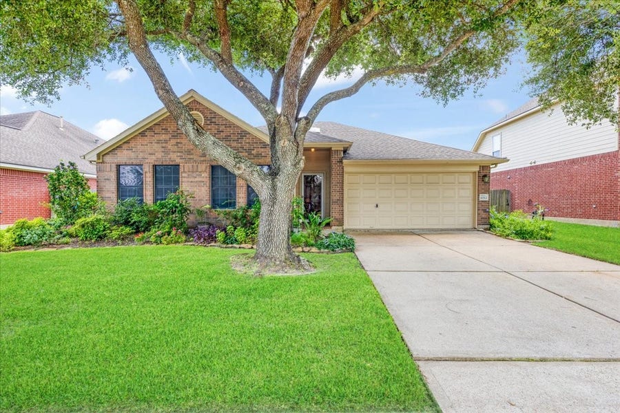 Property photo for 6712 Paigetree Lane, Pearland, TX
