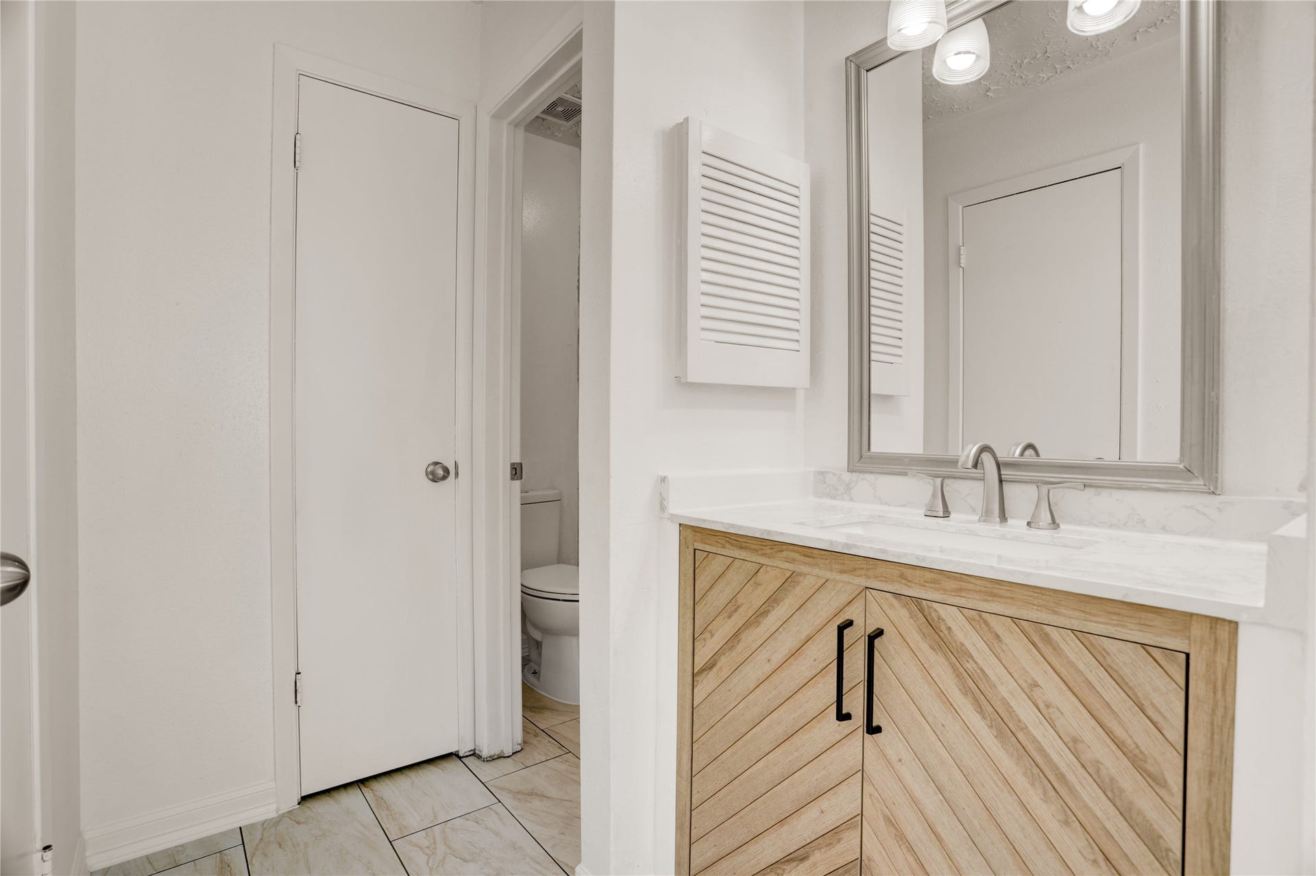 Clean and functional full bathroom.