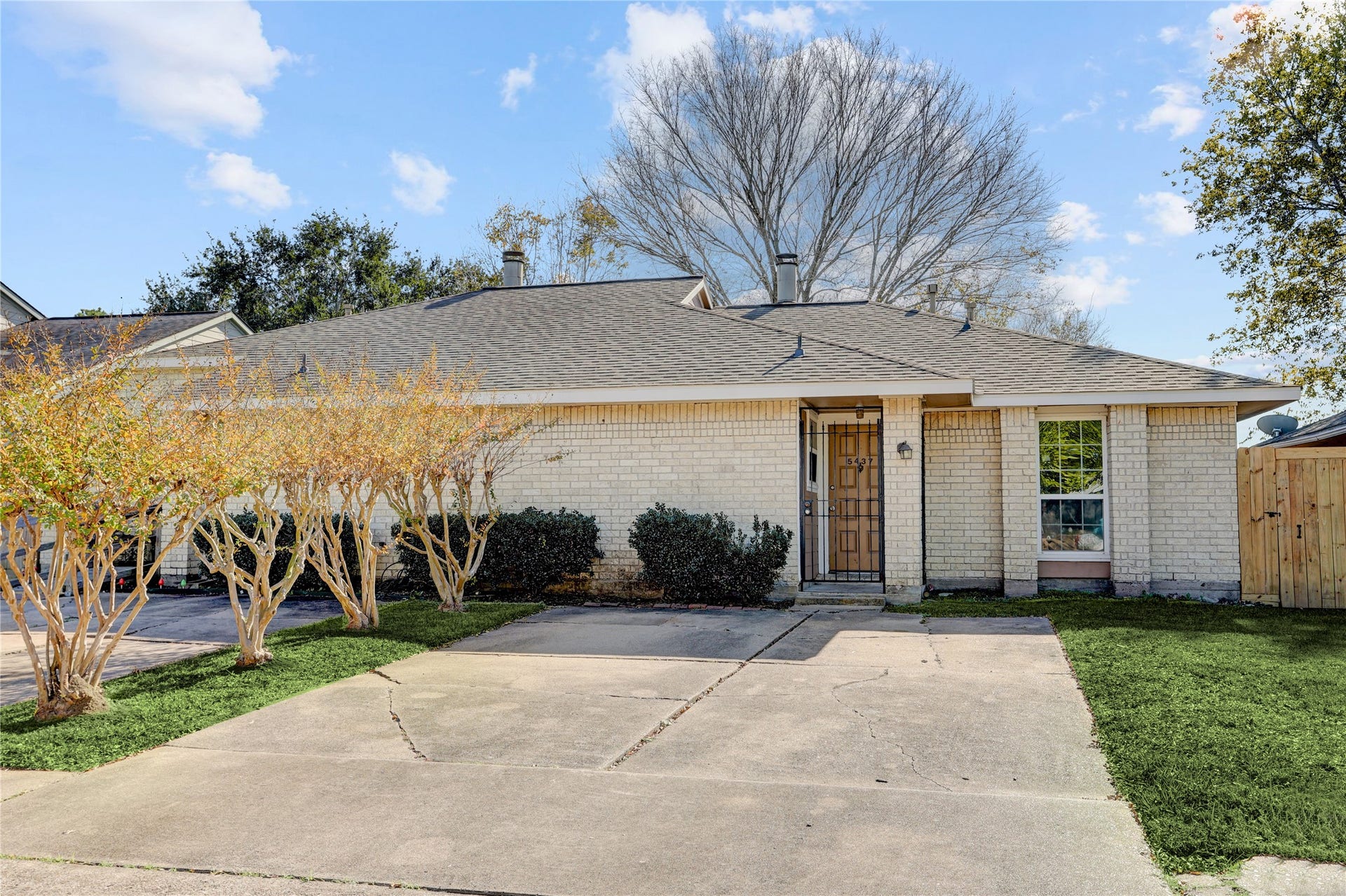 Welcome to your charming 2-bedroom home with convenient driveway parking.