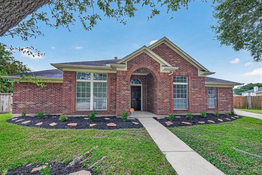 Property photo for 1906 Tall Gum Drive, Fresno, TX