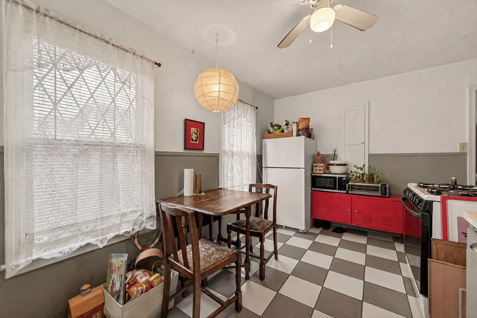 518 N Eastwood Street, Houston, TX 77011 The kitchen feels bright and welcoming thanks to two large windows.