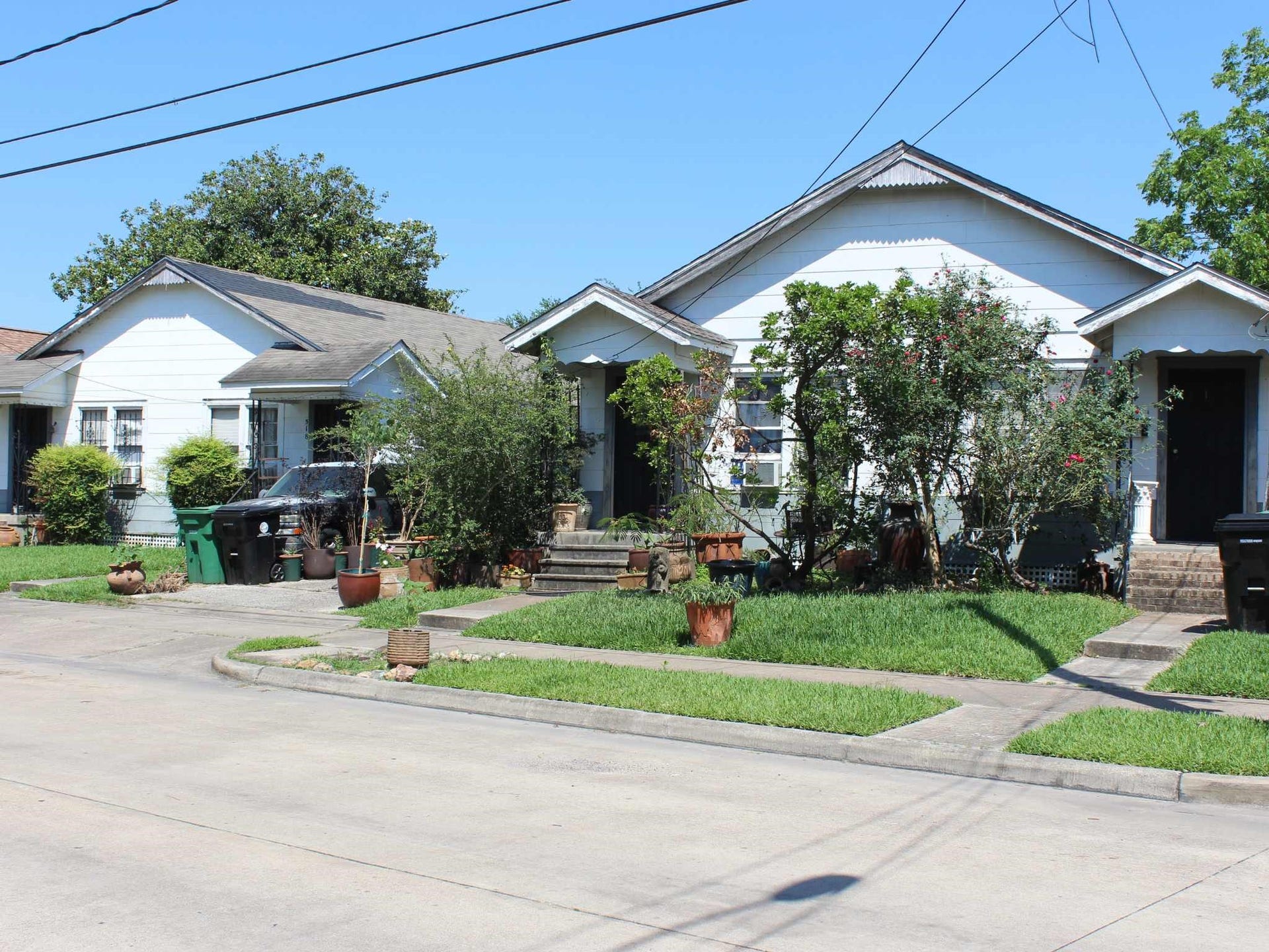 518 N Eastwood Street, Houston, TX 77011 518 N. Eastwood is one of two duplexes being sold in EaDo. Each duplex is priced separately. They sit side by side and are 75% occupied. Whether you're expanding your portfolio or looking for a live-and-invest opportunity, these two duplexes allow you to rent the vacant unit or make it your home. Please book your showing through this listing.