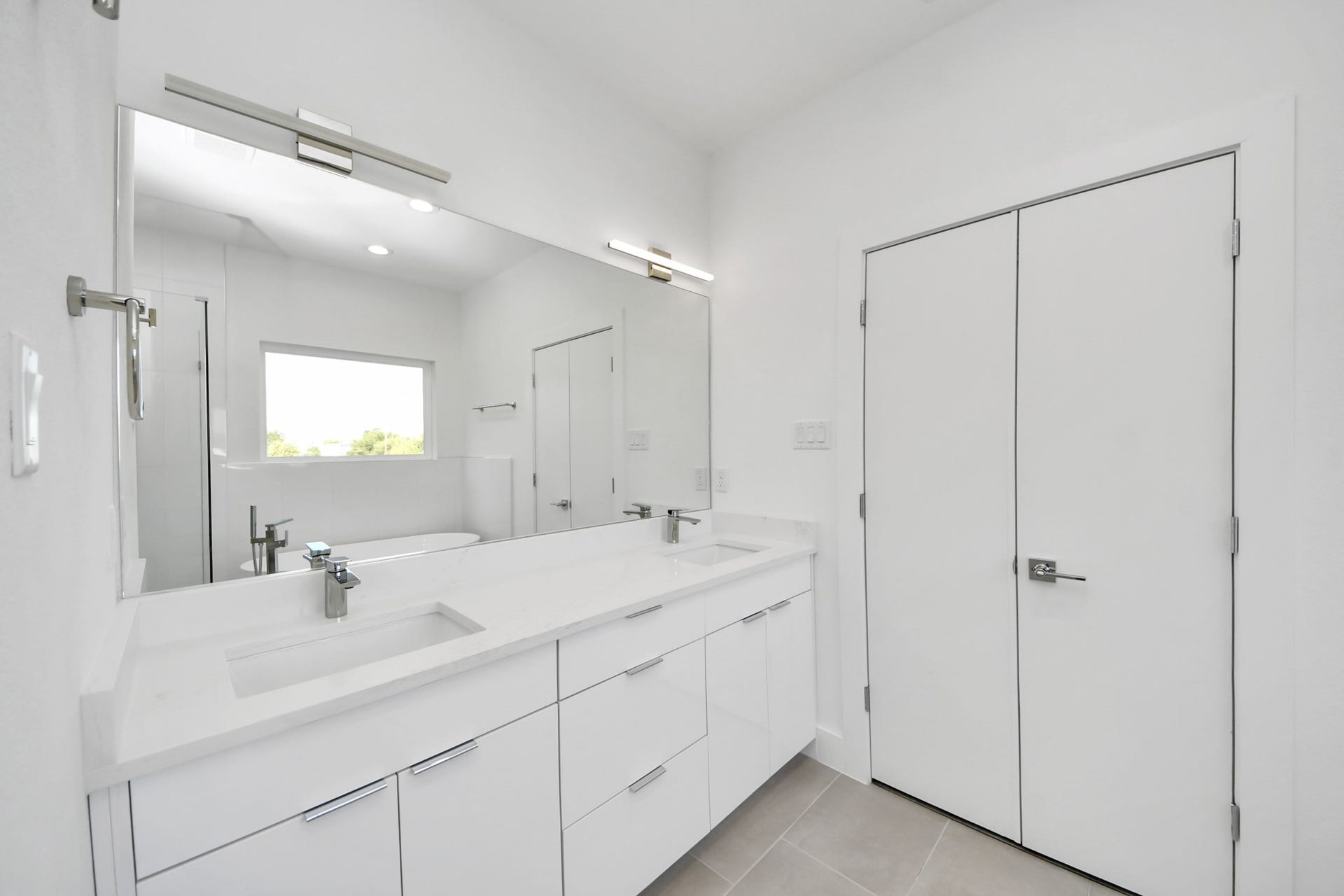 2521 Francis Street, Houston, TX 77004 Primary bathroom (Sample photo from same floor plan next to the address)