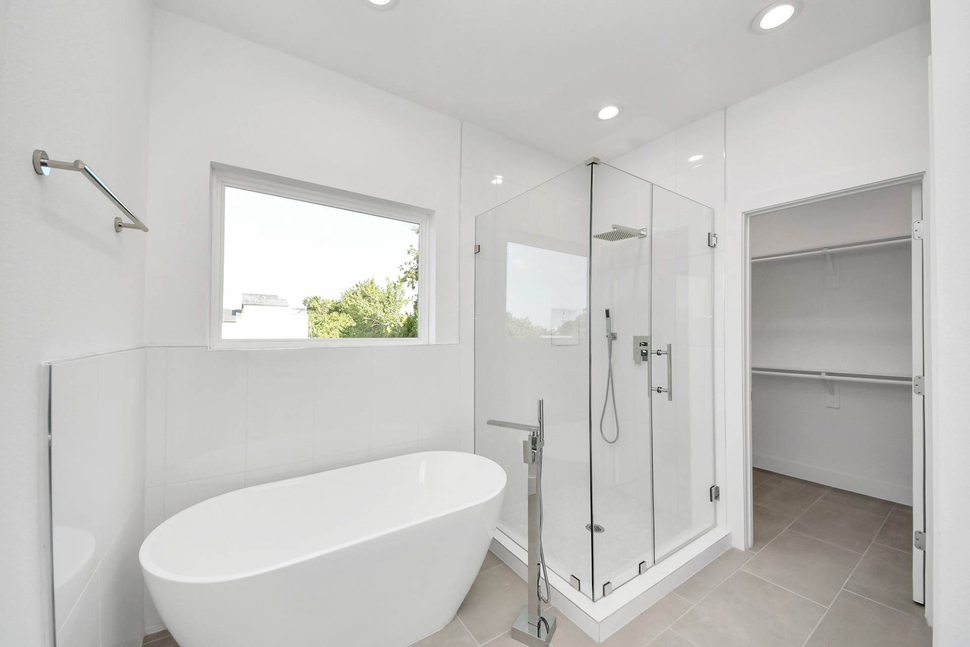 2521 Francis Street, Houston, TX 77004 Primary bathroom with shower and tub (Sample photo from same floor plan next to the address)