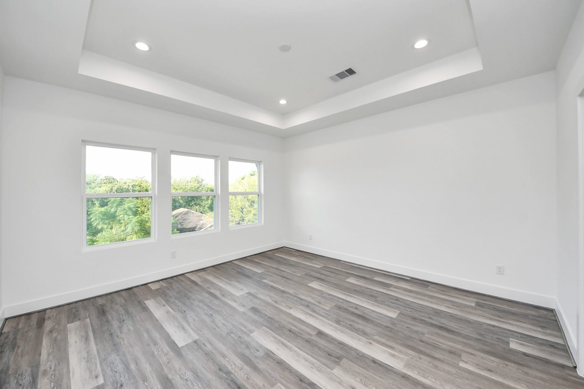 2521 Francis Street, Houston, TX 77004 Primary bedroom (Sample photo from same floor plan next to the address)