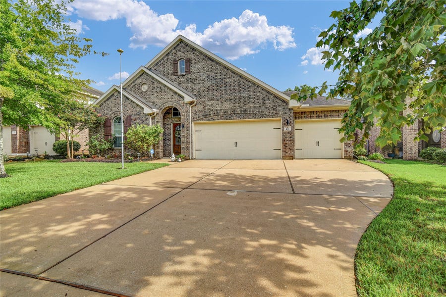 Property photo for 108 Woodridge Crossing, Clute, TX