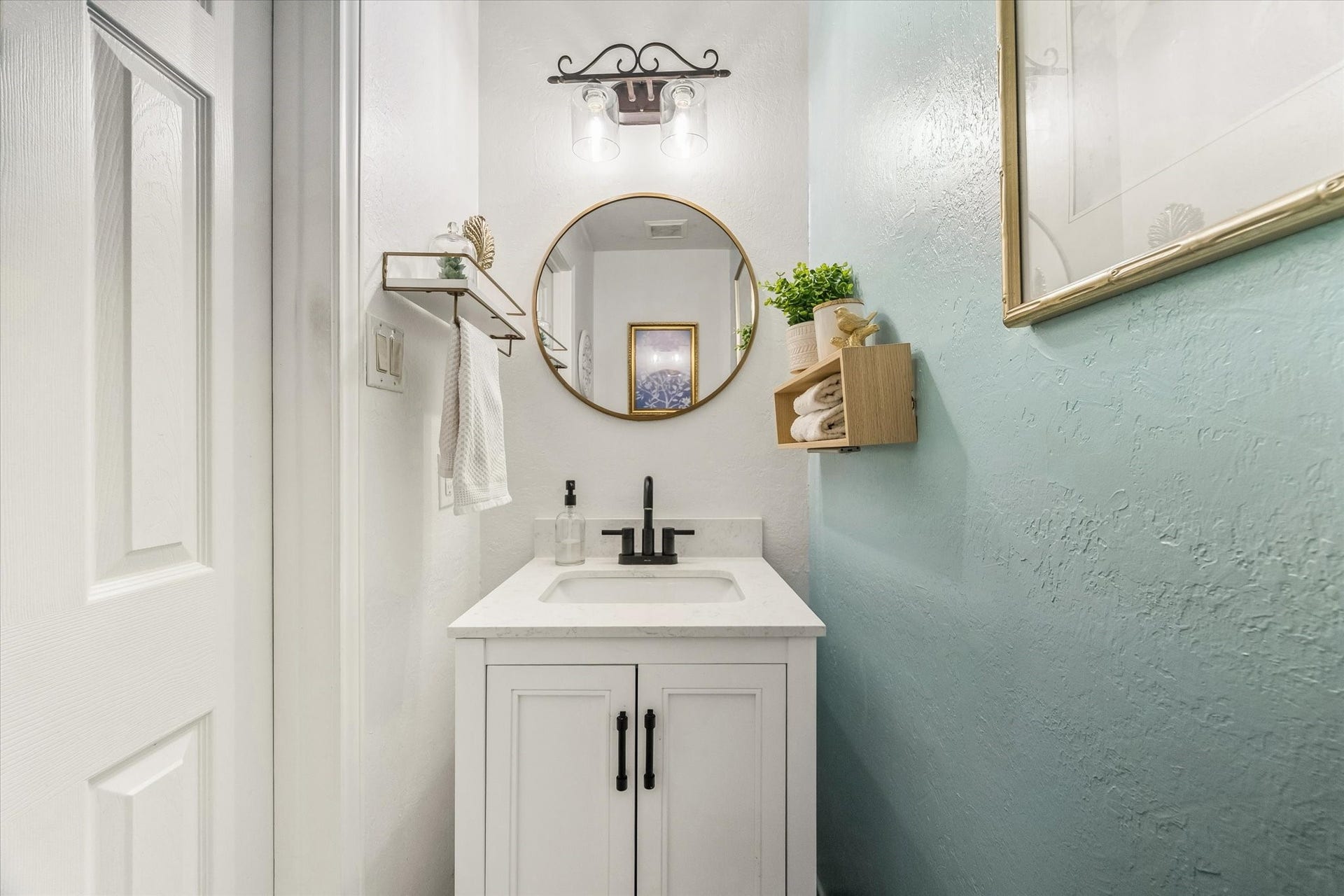 UPDATED POWDER BATH WITH ACCENT WALL!