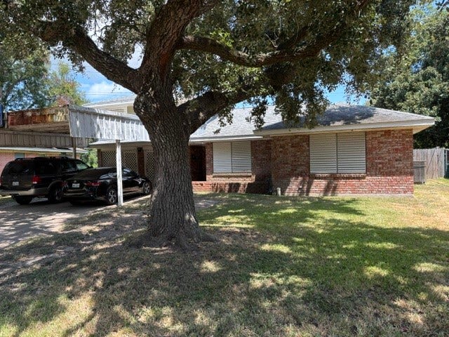 1909 11th Avenue, La Marque, TX 77568 Welcome to 1909 11th Avenue! A home of 1890sf on a large 16,223sf lot in a quiet neighborhood!