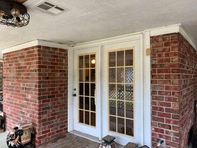 1909 11th Avenue, La Marque, TX 77568 Doors that open to the patio.