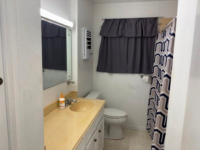1909 11th Avenue, La Marque, TX 77568 Bathroom in the hallway between the 3 bedrooms.