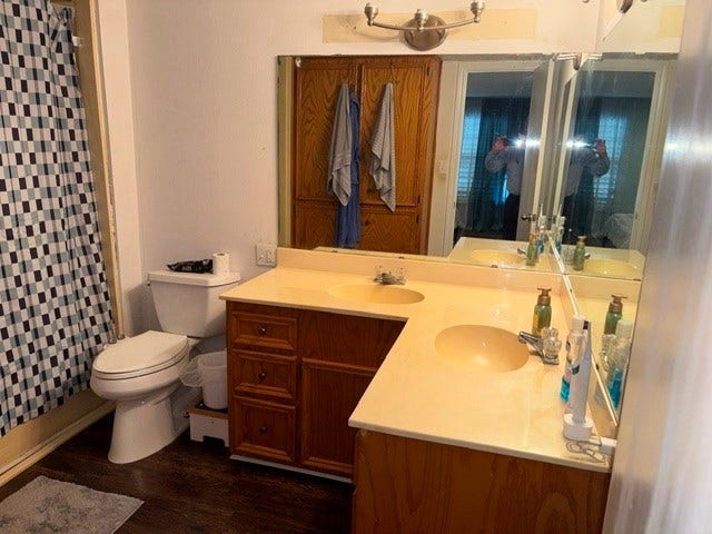 1909 11th Avenue, La Marque, TX 77568 Primary bathroom