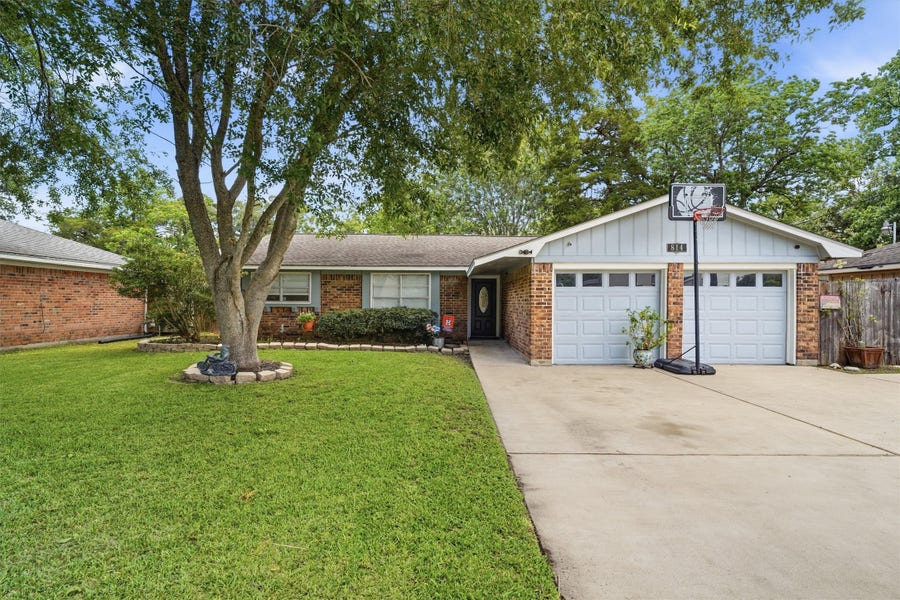 Property photo for 814 Kimmons Drive, Alvin, TX