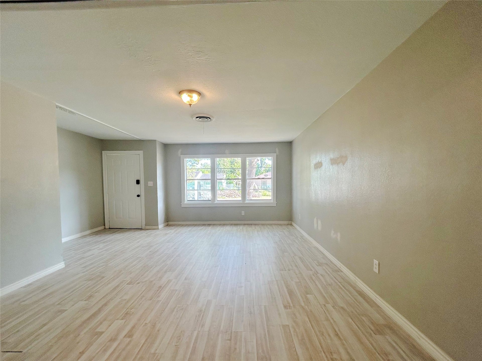 602 Bluebonnet Drive, La Marque, TX 77568 Living