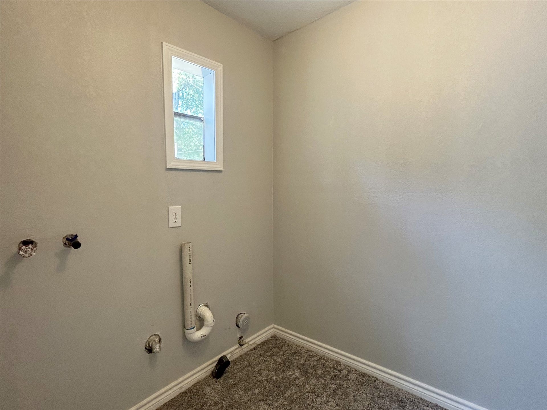 602 Bluebonnet Drive, La Marque, TX 77568 Inside laundry
