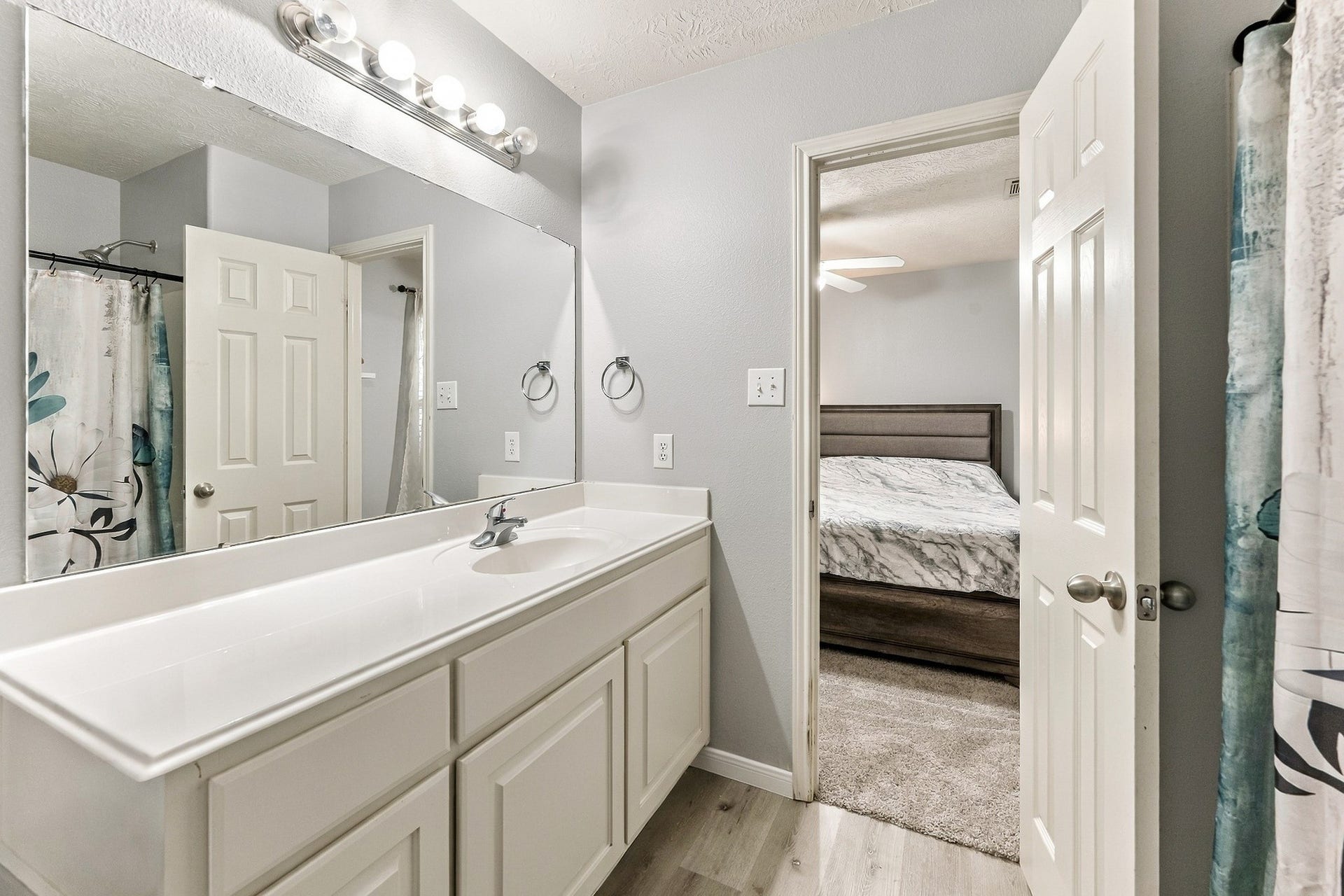 28814 Red River Loop, Spring, TX 77386 The private primary ensuite is exceptionally clean & well-maintained, featuring a spacious vanity with white cabinetry, ample countertop space, a large mirror & a tub/shower combination.