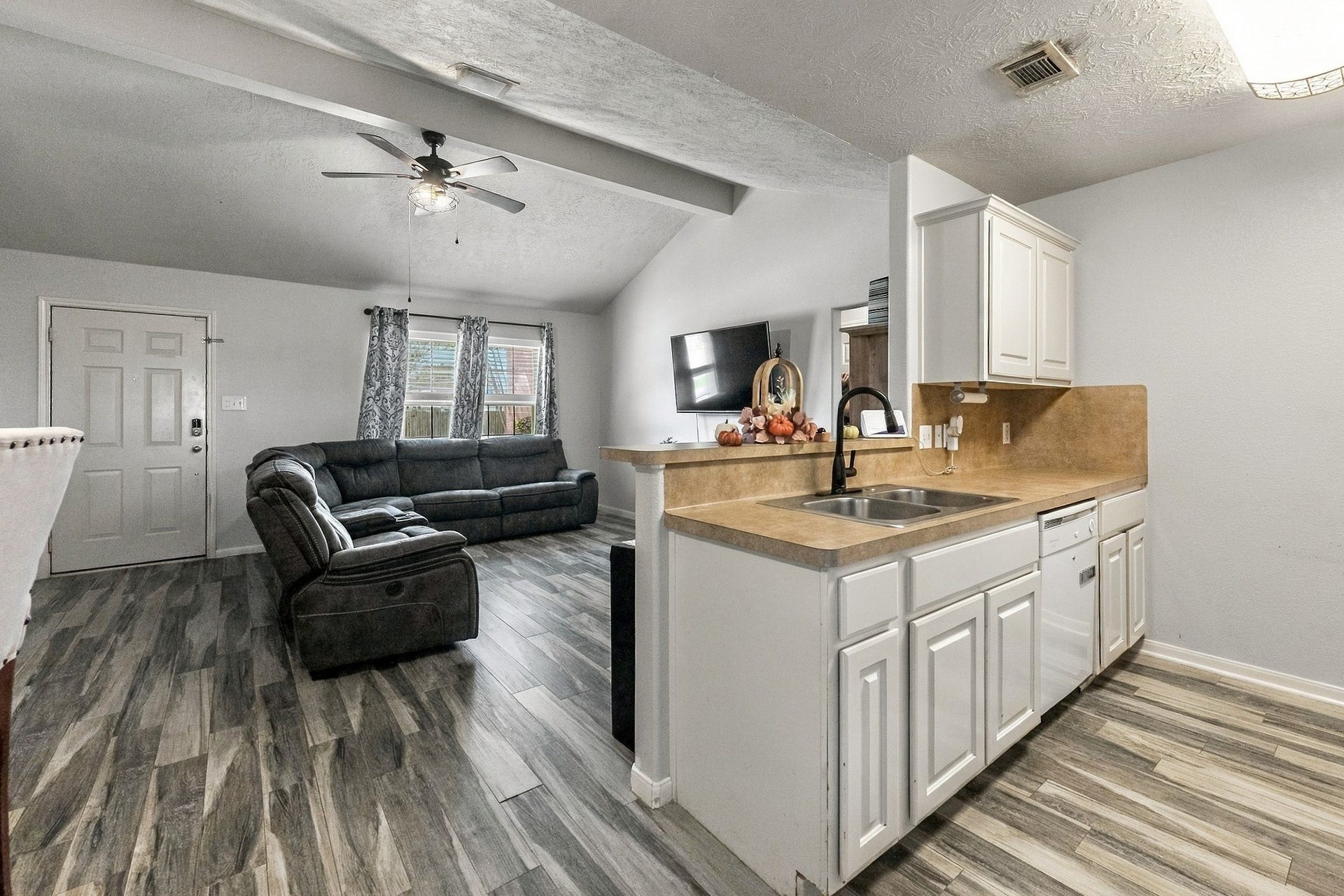 28814 Red River Loop, Spring, TX 77386 The clean, well-maintained kitchen offers an open layout with plenty of countertop space, white cabinetry, a double-basin sink & dishwasher. The breakfast bar provides additional prep space while keeping the kitchen connected to the main living area.