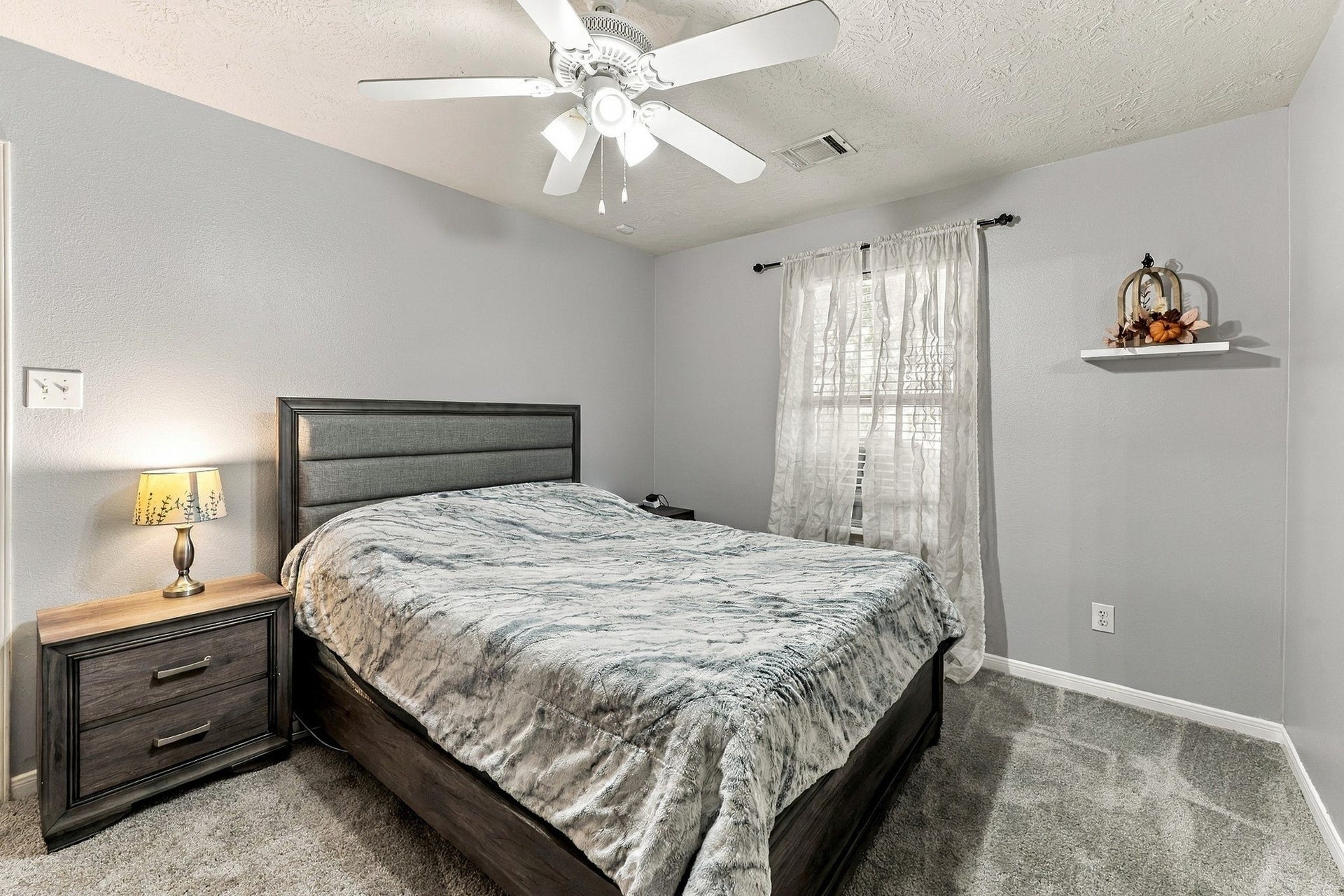 28814 Red River Loop, Spring, TX 77386 There's plenty to appreciate in this well-maintained primary bedroom, with ample wall space for furniture placement, natural light & a layout that makes great use of the available square footage.