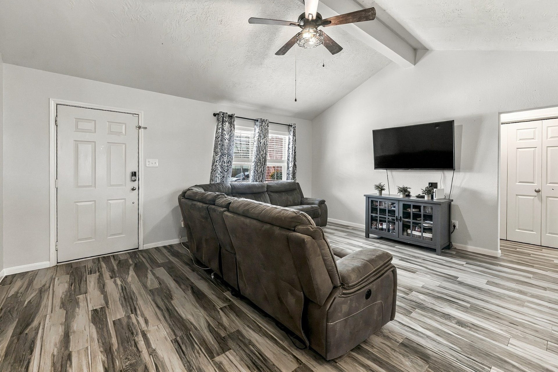 28814 Red River Loop, Spring, TX 77386 With generous wall space, a ceiling fan with lighting & room for multiple seating arrangements, this living room offers plenty of options for arranging furniture to fit your needs.