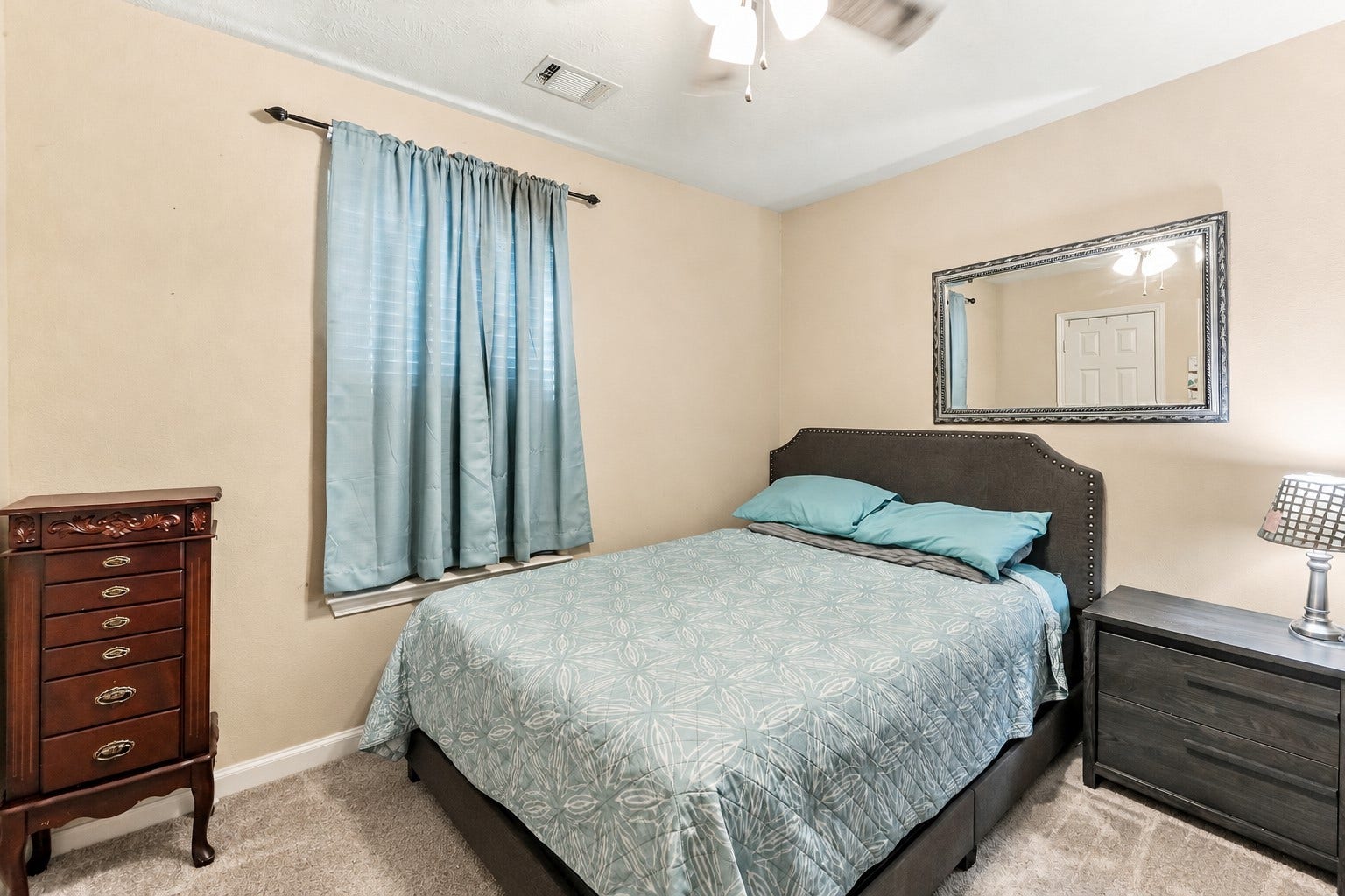 28814 Red River Loop, Spring, TX 77386 This secondary bedroom offers a comfortable layout with brand new carpeting, neutral paint, a ceiling fan with lighting & a window providing natural light. Plenty of space for bedroom furniture, with room to make it your own.