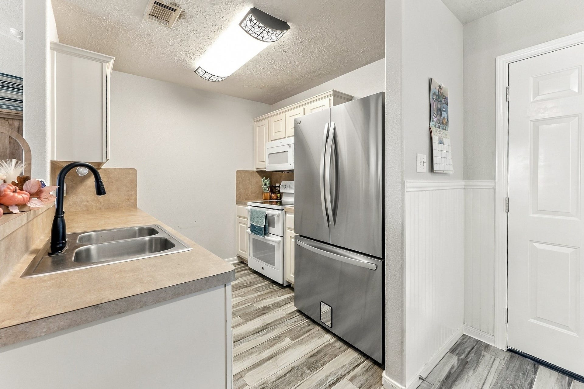 28814 Red River Loop, Spring, TX 77386 With cabinet storage, neutral countertops, a built-in microwave & dishwasher, this kitchen has everything you need for everyday meal preparation. The open design also provides easy access to the adjoining dining area.
