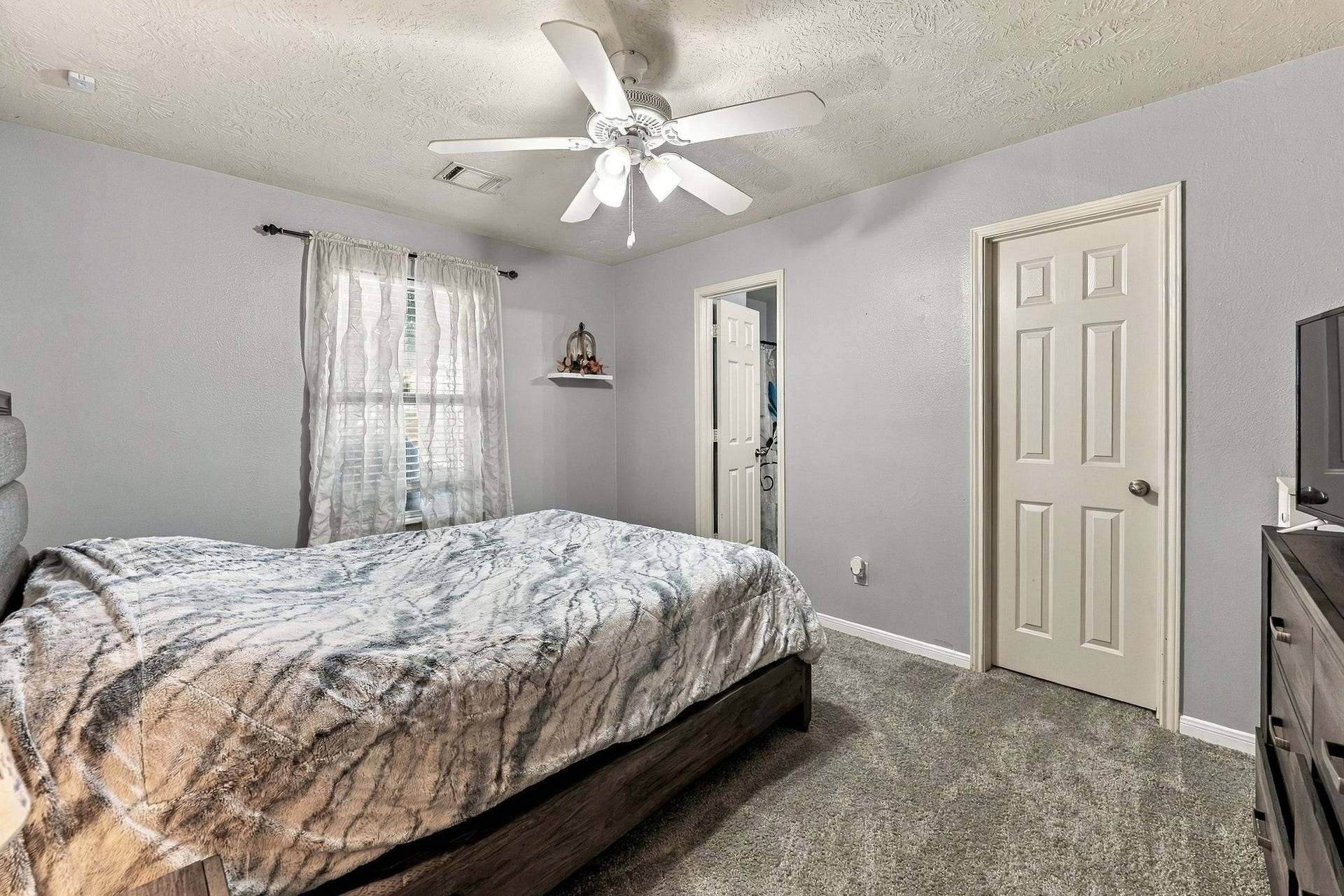 28814 Red River Loop, Spring, TX 77386 The primary bedroom offers a spacious layout with brand-new carpeting, fresh neutral paint & a ceiling fan with lighting. A large window brings in natural light, while the generous floor space allows for additional bedroom furniture.