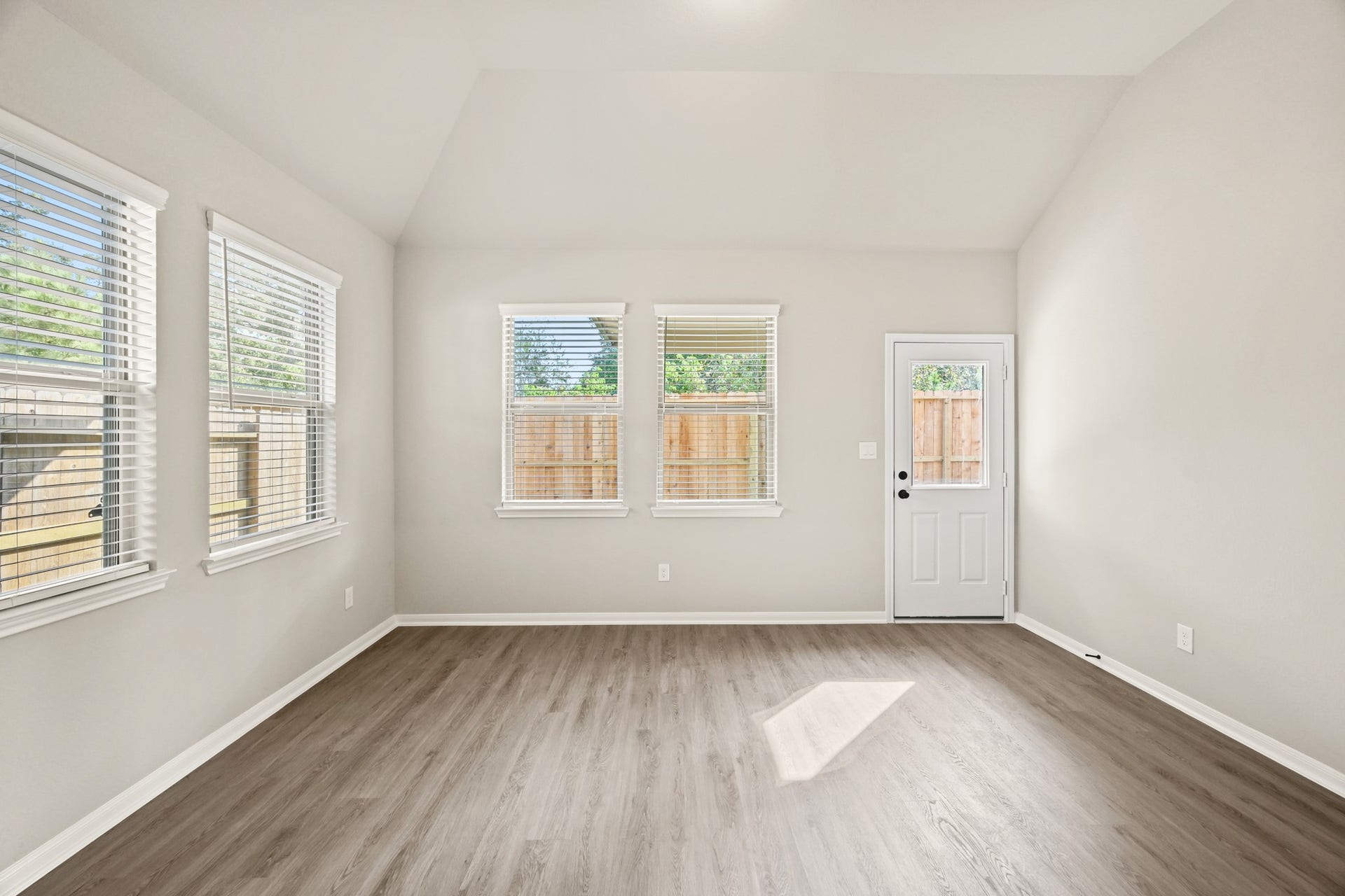 18620 Shauna Danielle Drive, New Caney, TX 77357 Lovely dining area (*Photo not of actual home and used for illustration purposes only.)