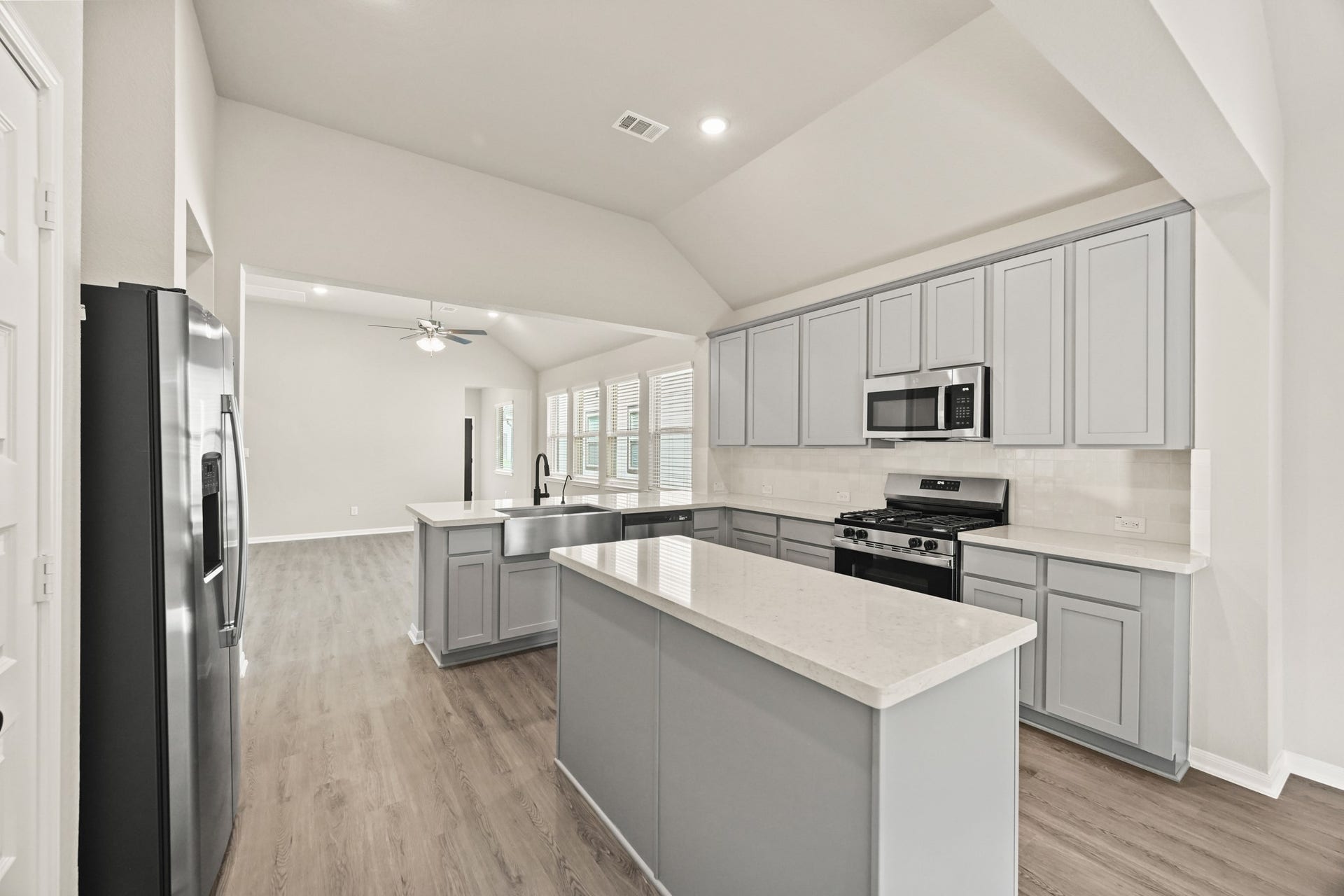 18620 Shauna Danielle Drive, New Caney, TX 77357 Stylish kitchen with lowered bar top and central island (*Photo not of actual home and used for illustration purposes only.)