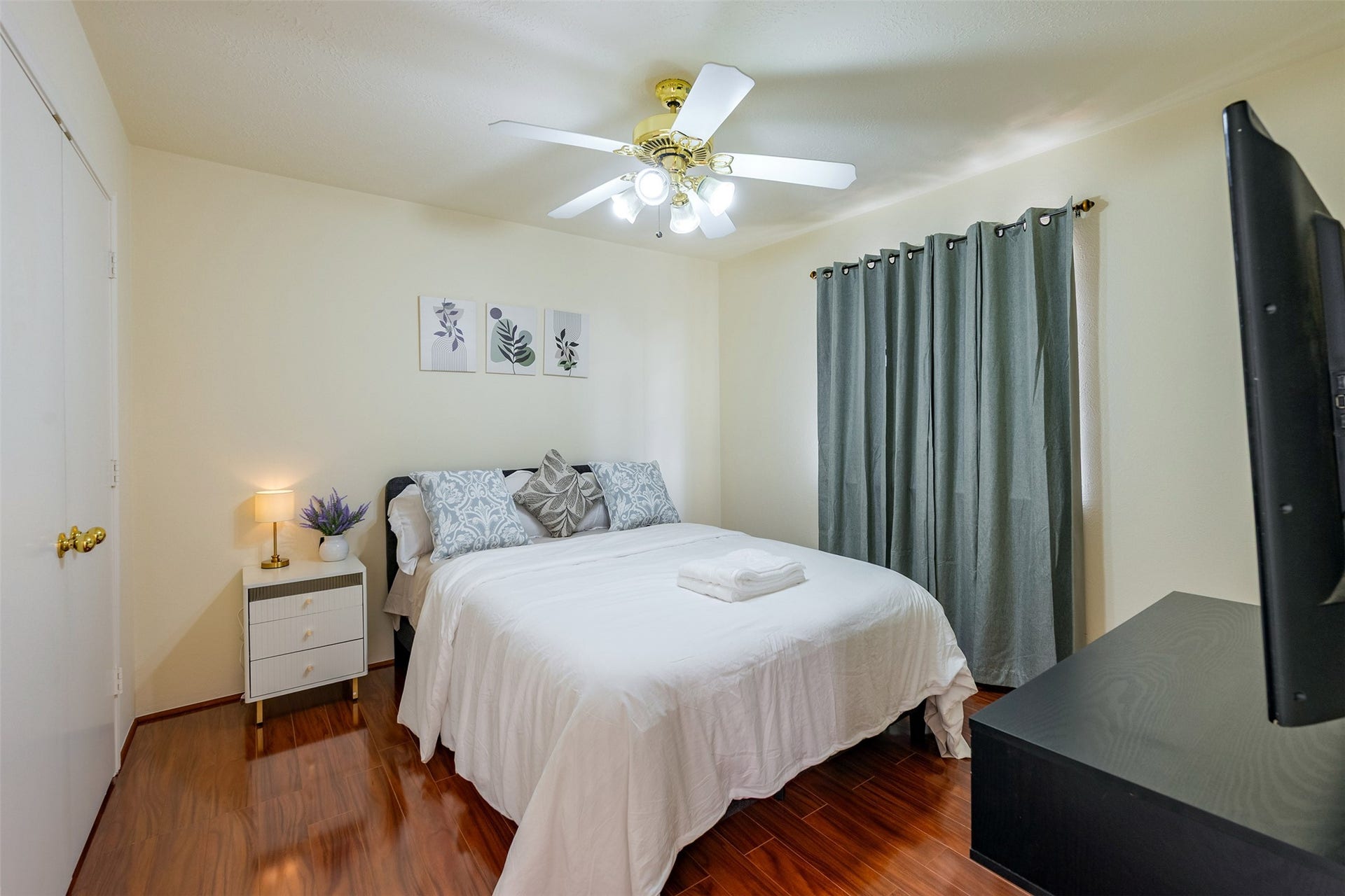 13435 Bishop Way Drive, Houston, TX 77083 Bedroom 2: Comfortable secondary bedroom with great lighting and flexible use as a guest room or home office.