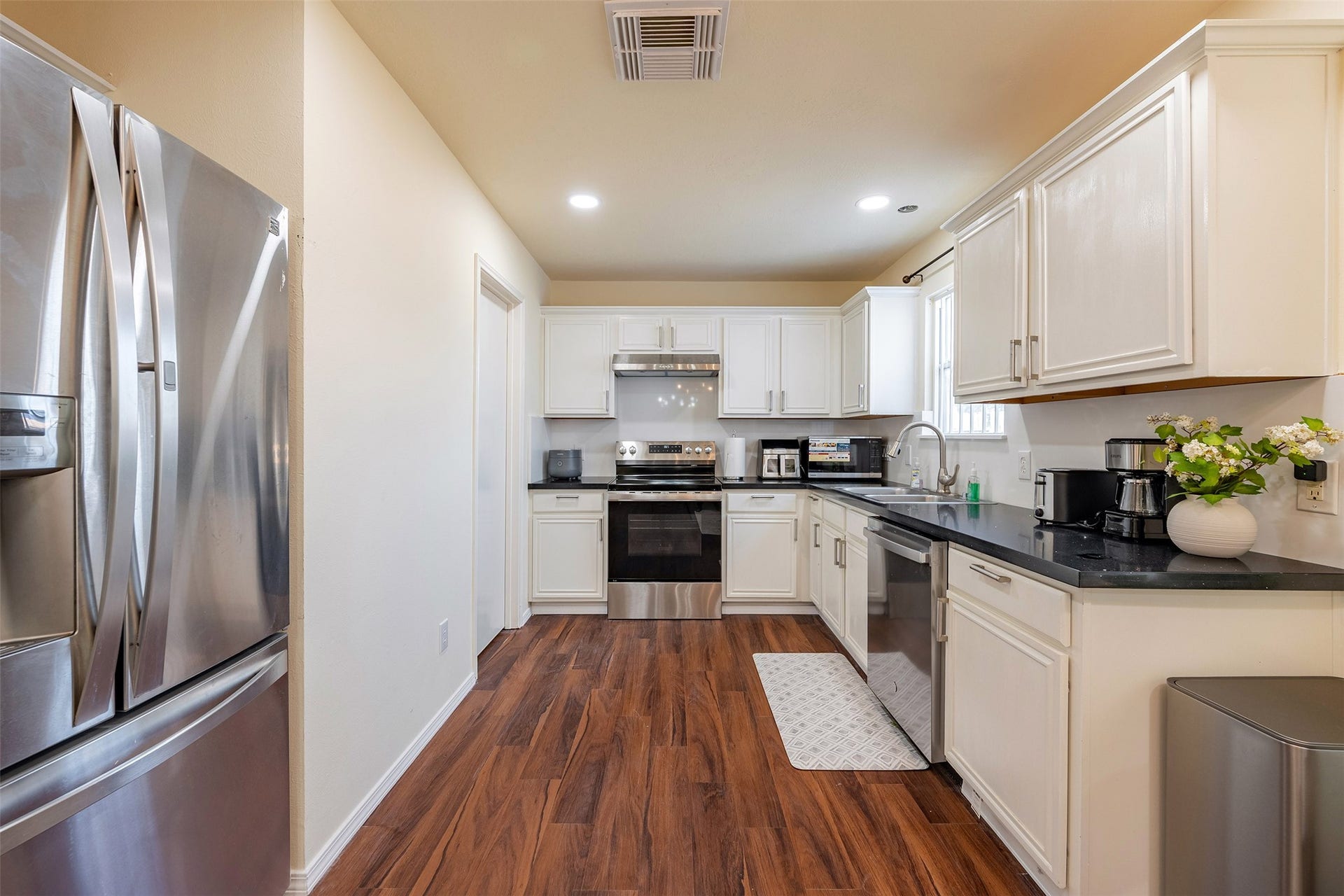 13435 Bishop Way Drive, Houston, TX 77083 Kitchen: Modern, fully-equipped kitchen with ample cabinet space, premium countertops, and a functional layout.