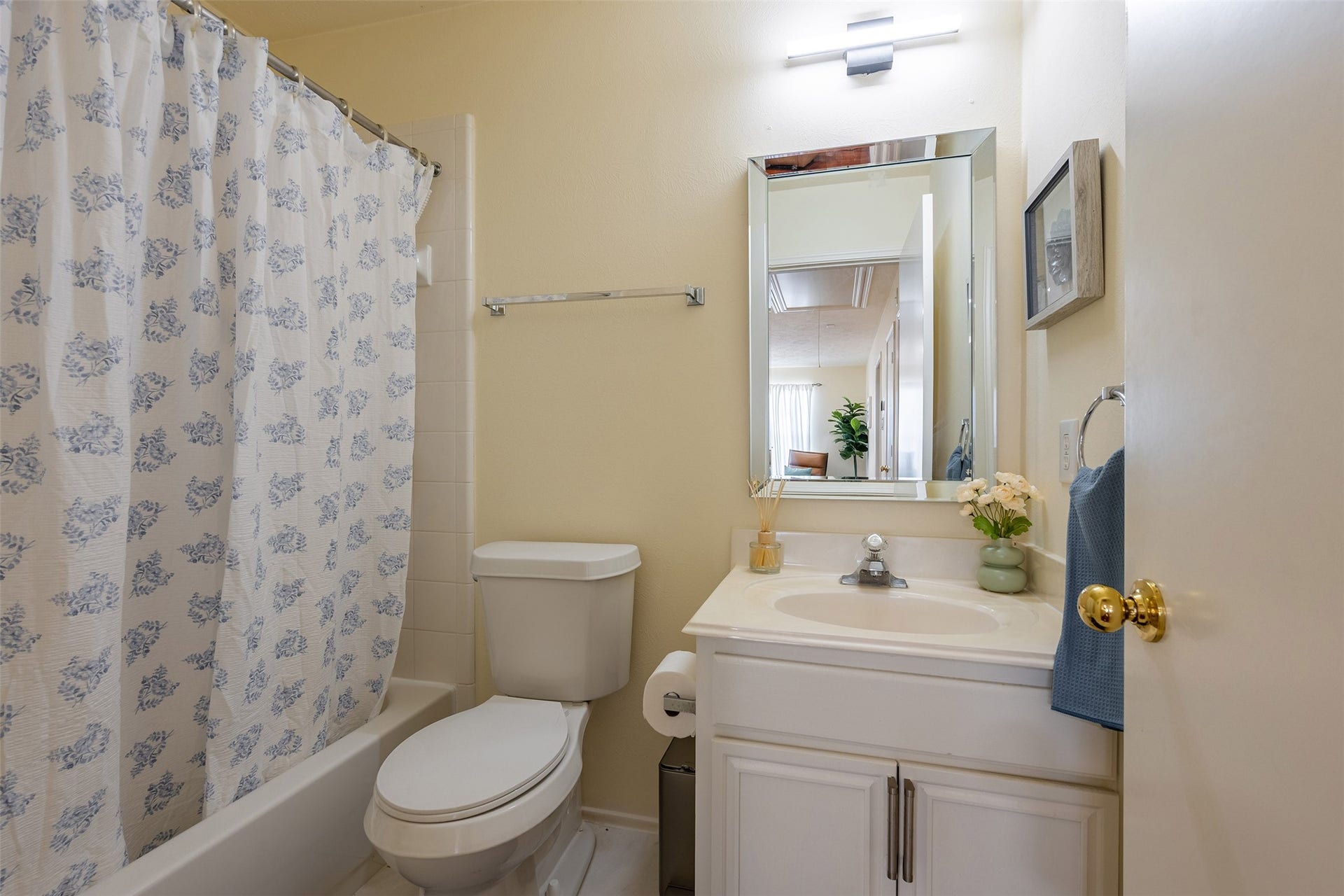 13435 Bishop Way Drive, Houston, TX 77083 Full bathroom 2