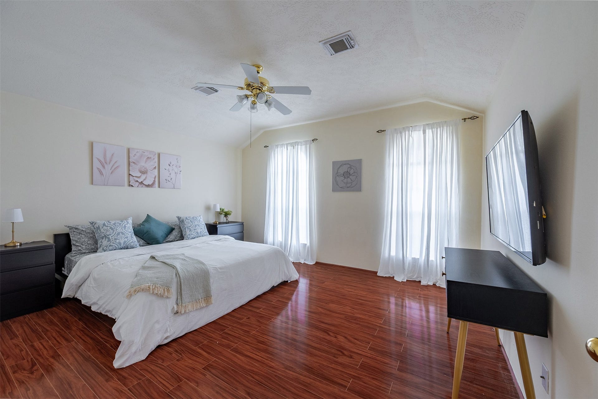 13435 Bishop Way Drive, Houston, TX 77083 Primary Bedroom: Generously sized primary suite offering a peaceful retreat with great natural light.