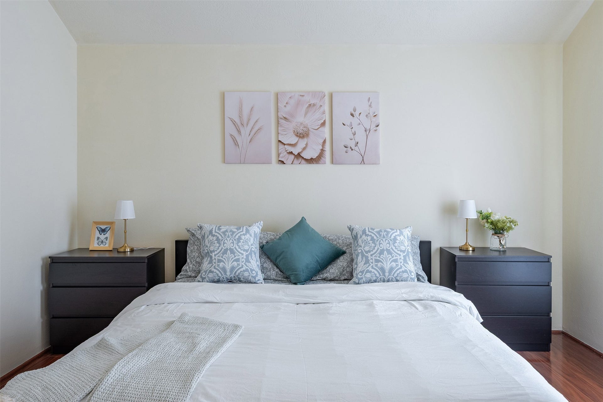 13435 Bishop Way Drive, Houston, TX 77083 Primary Bedroom: Generously sized primary suite offering a peaceful retreat with great natural light.