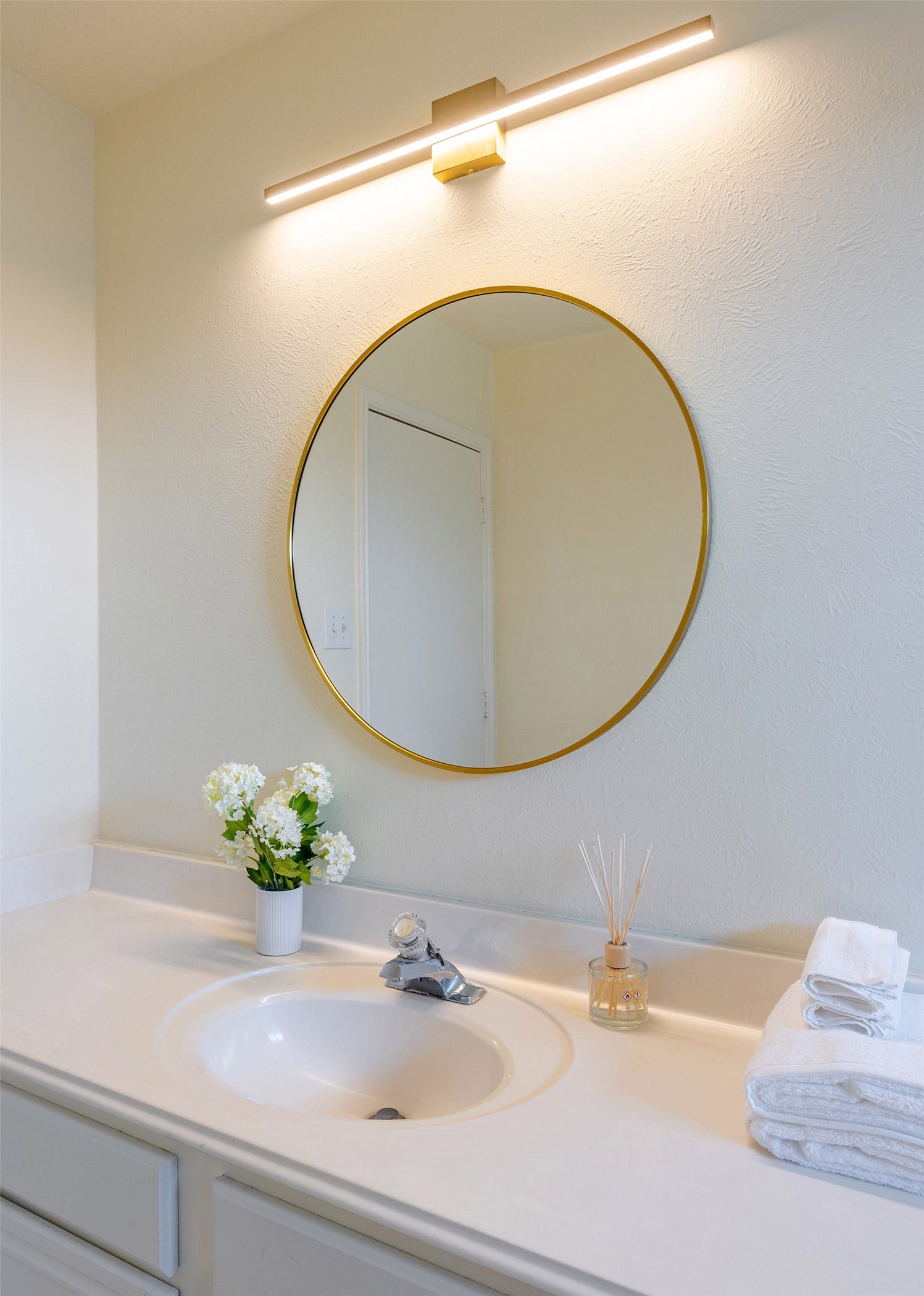 13435 Bishop Way Drive, Houston, TX 77083 Primary Bathroom: Luxurious primary ensuite bathroom featuring dual vanities, and a soaking tub